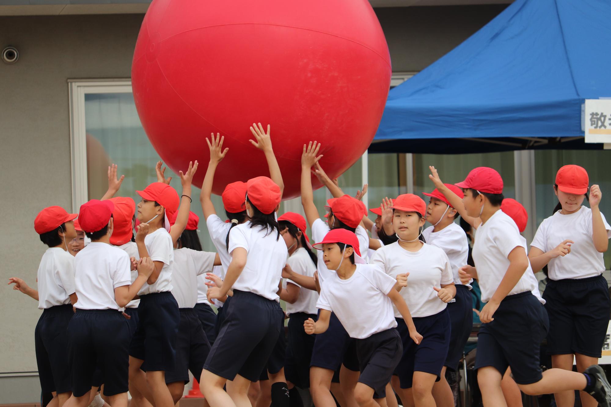大玉運びをする赤団