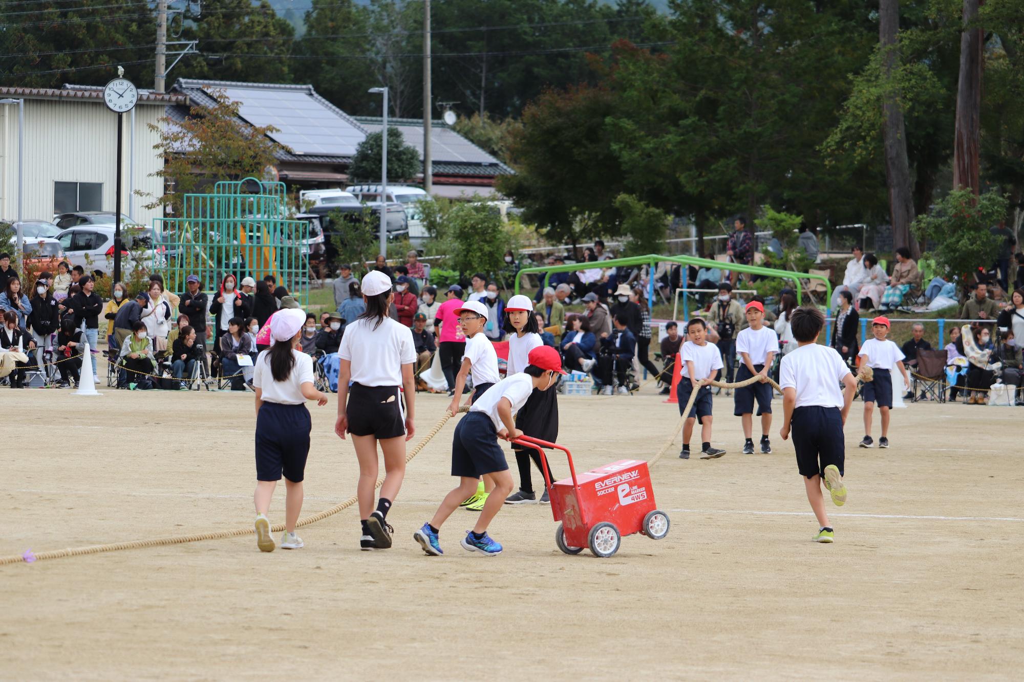 綱引きの準備をする器具係