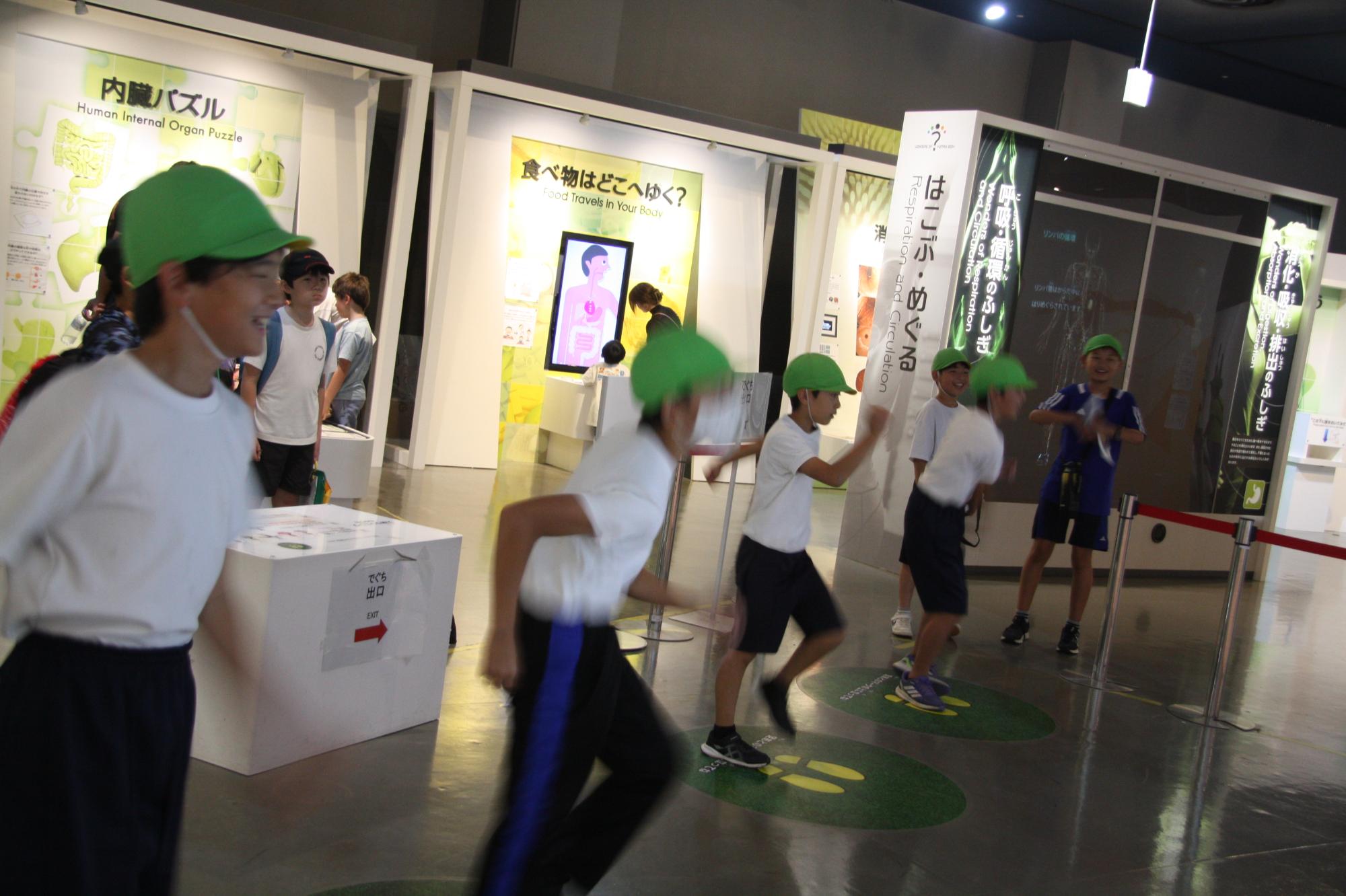 科学館で遊ぶ子供