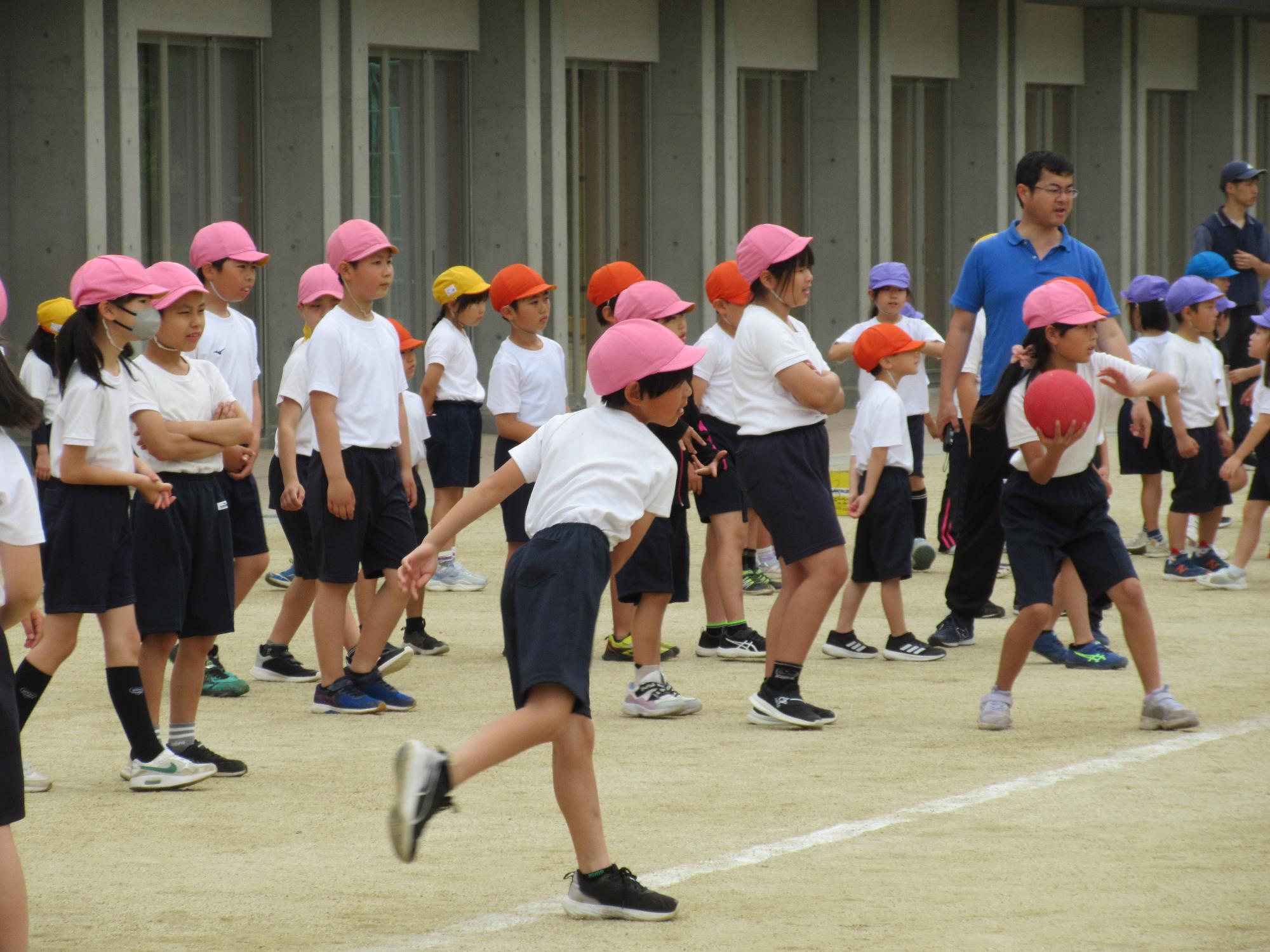 ボールを投げる子