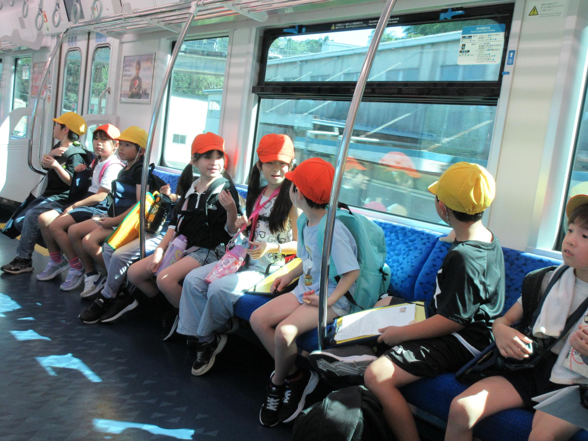 電車に乗る子ども