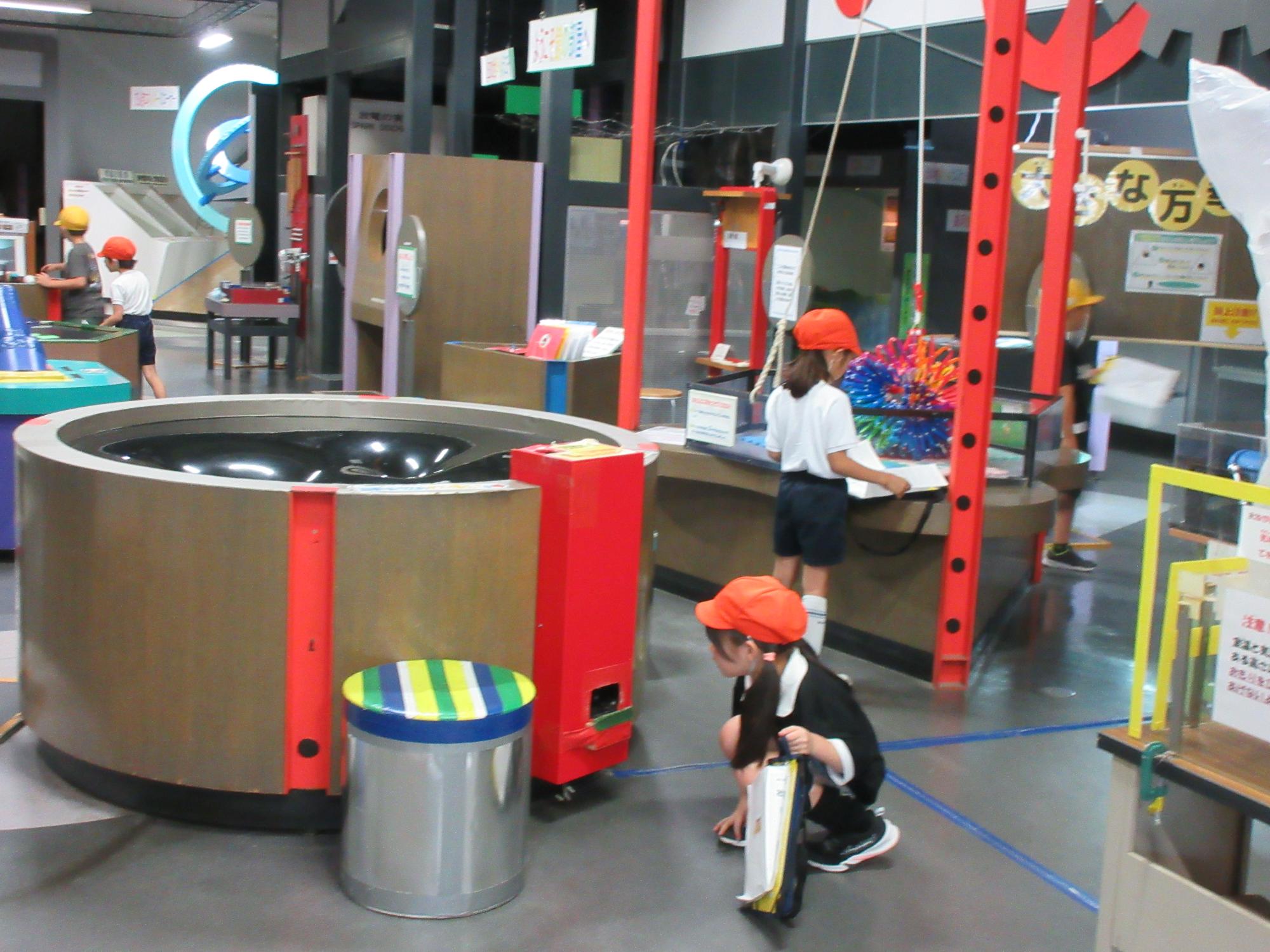 科学館で遊ぶ子