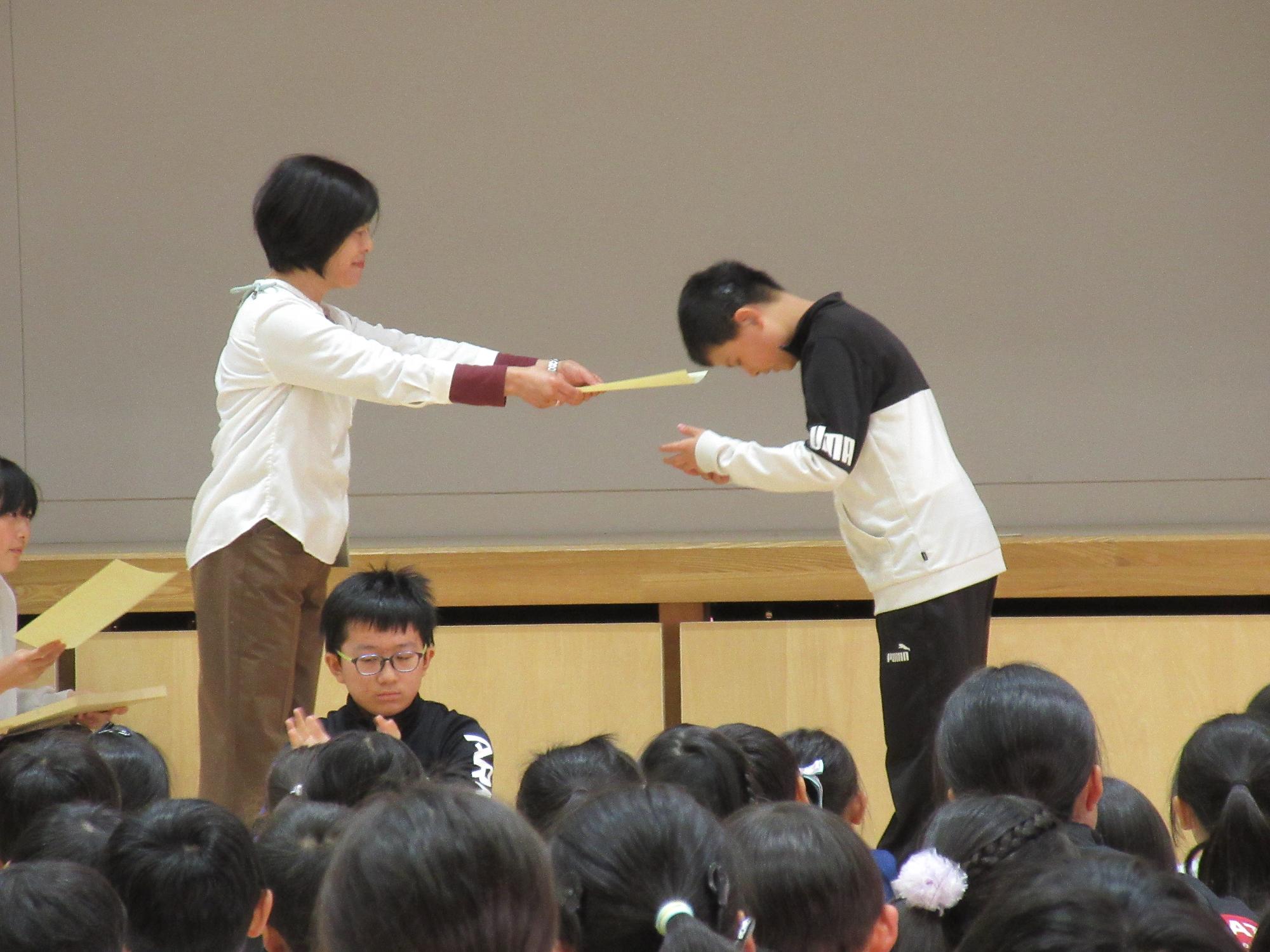 認証状を受ける児童