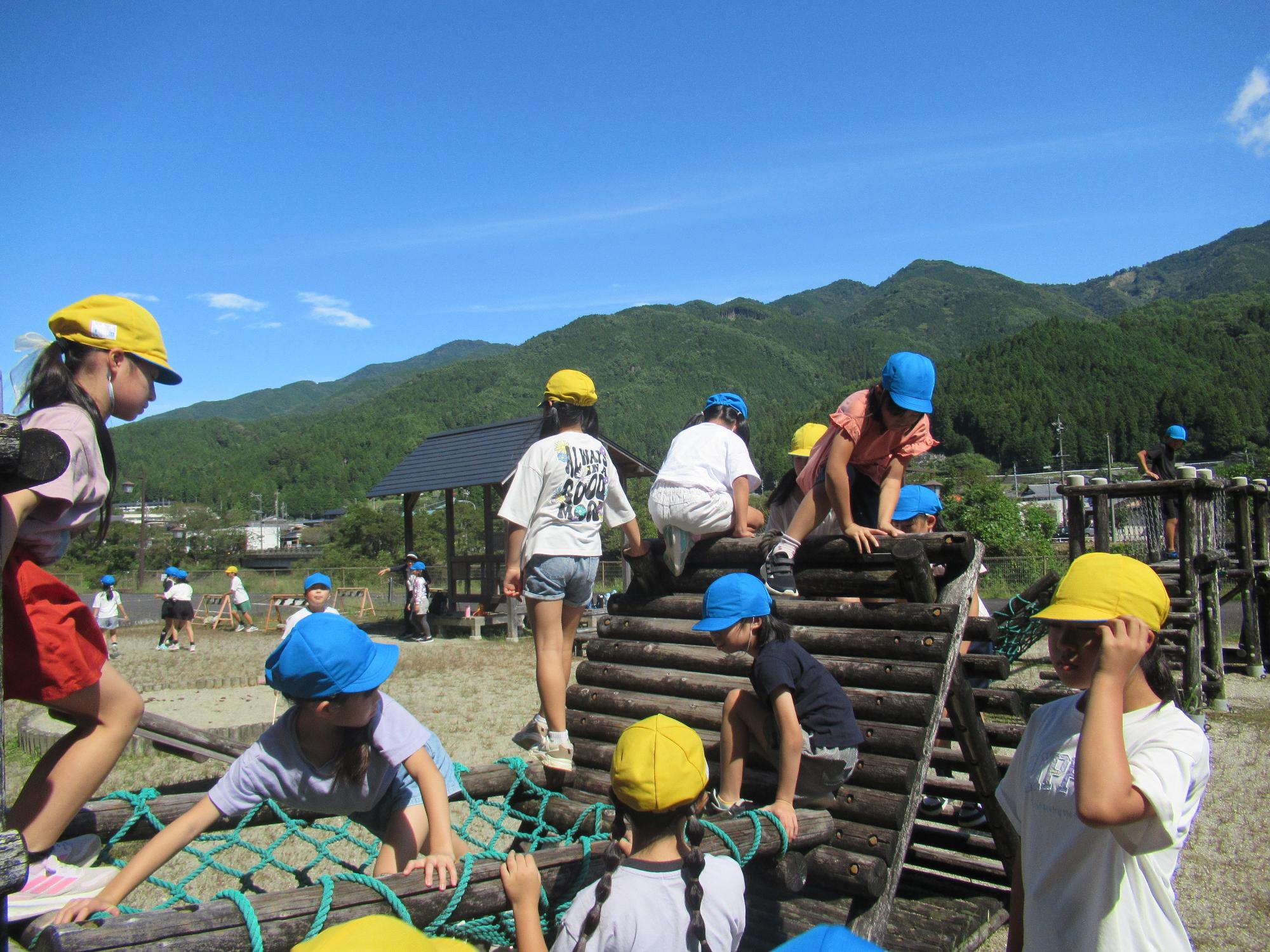 サーキットで遊ぶ子供