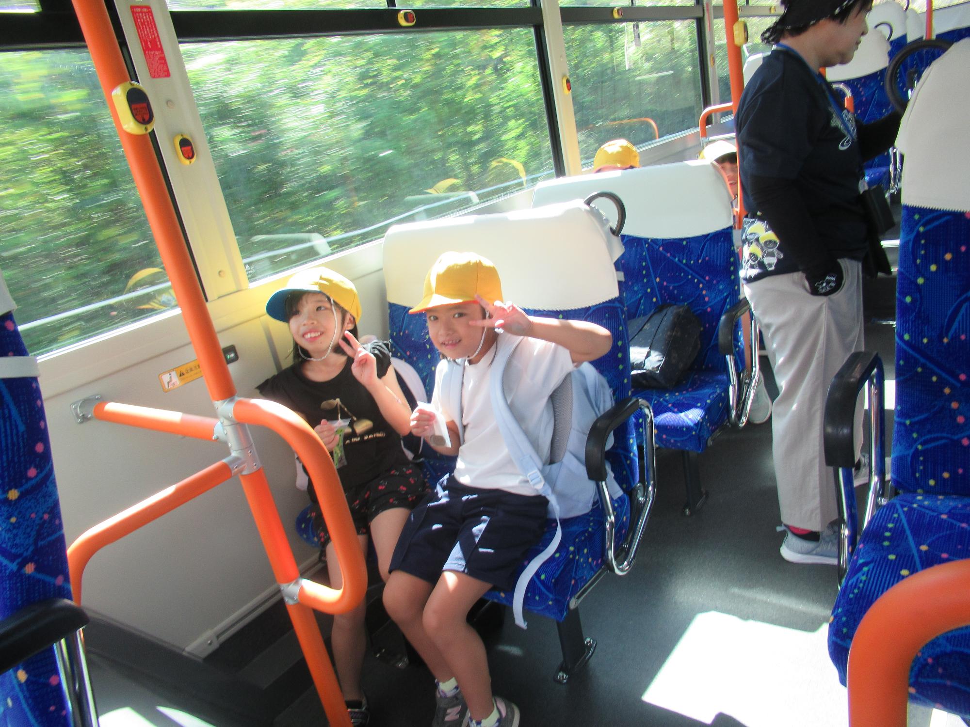 バスに乗っている子ども