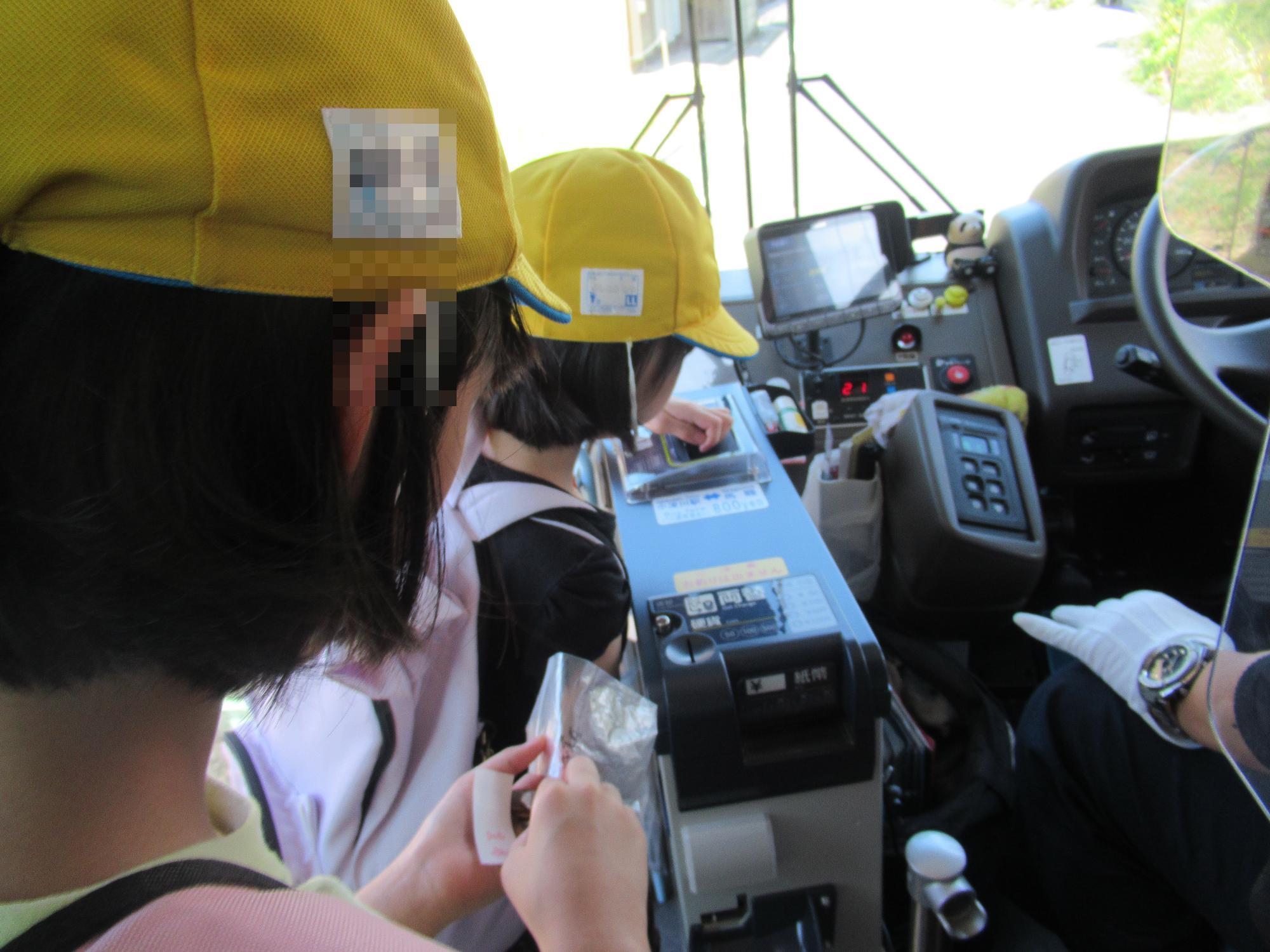 バス代を払う子ども