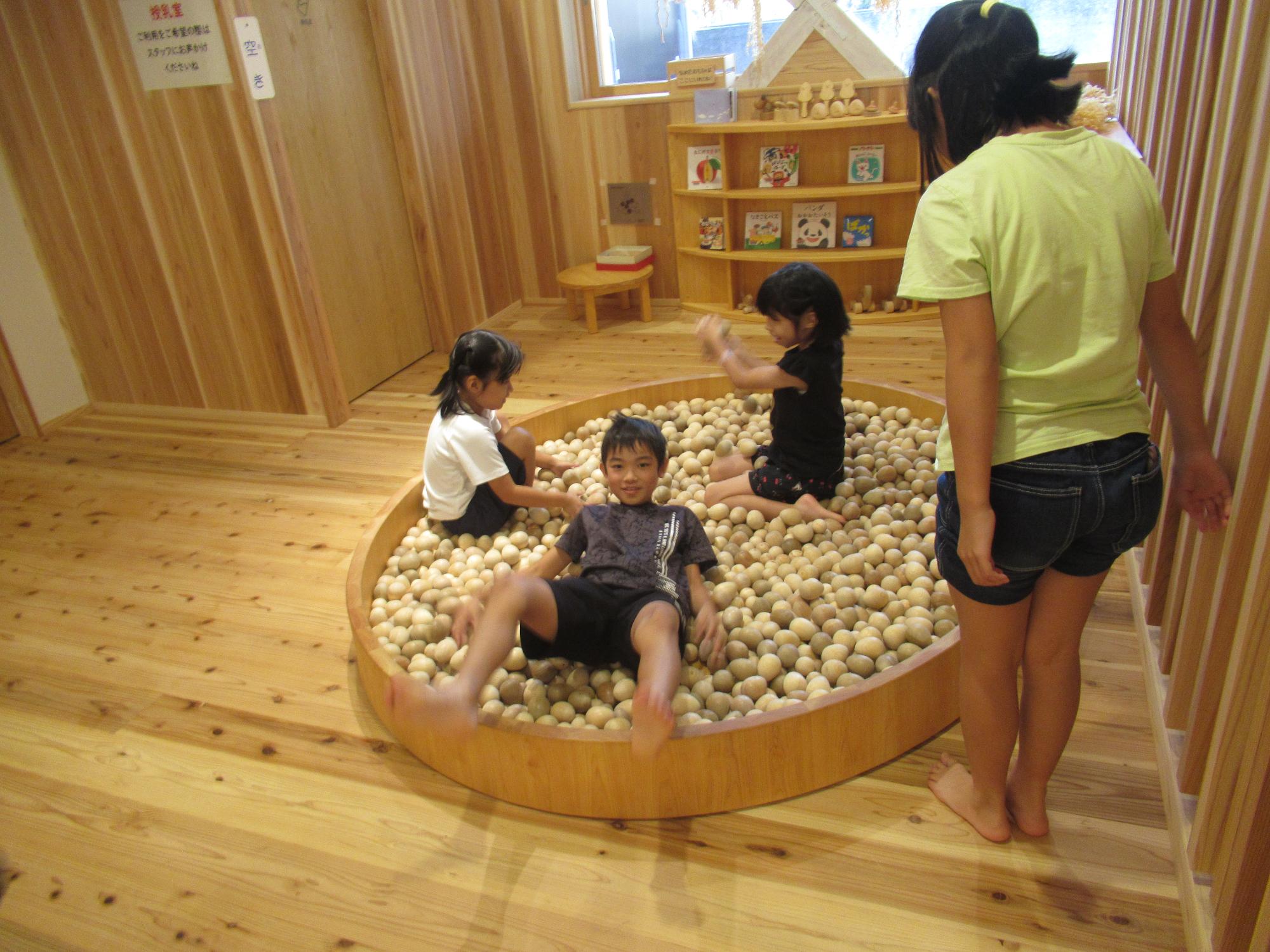 ボールプールで遊び子