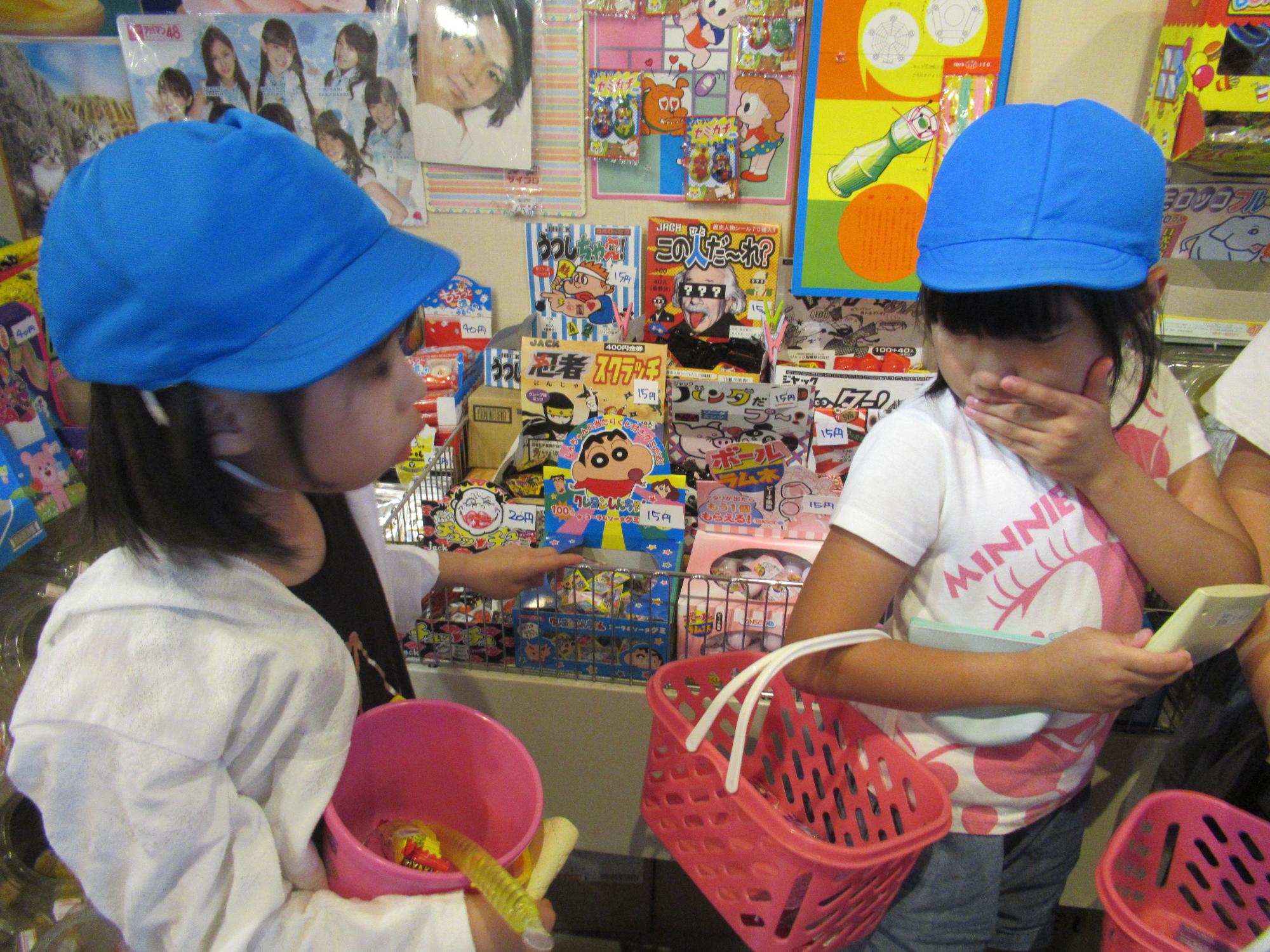 お買い物する子ども