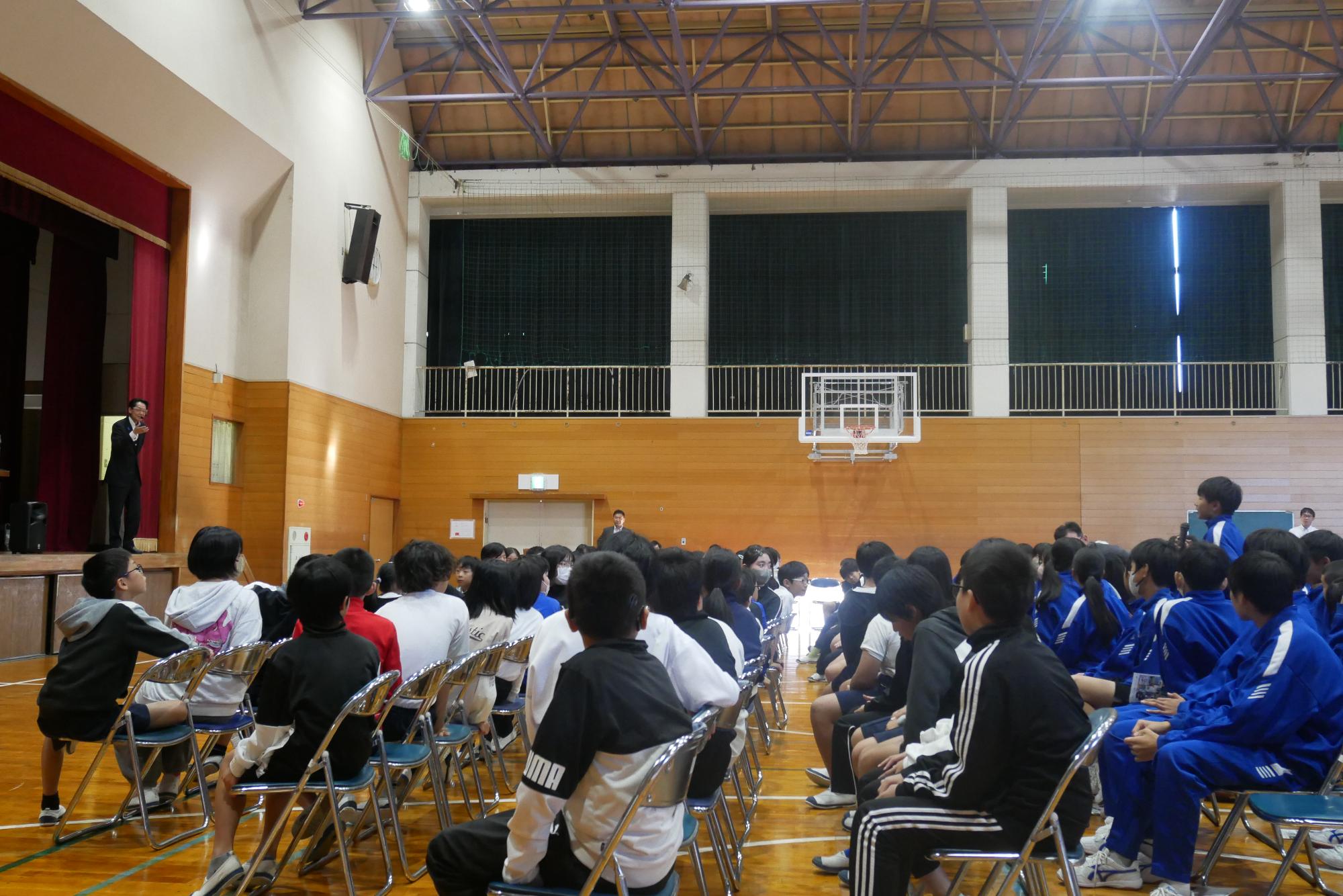 質問をする中学生