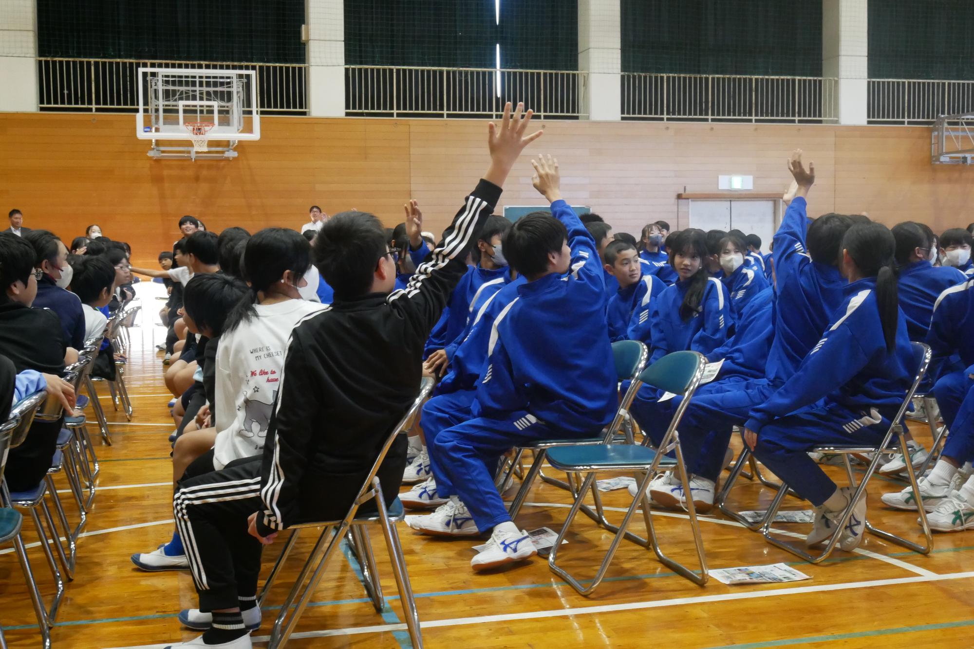 質問をする小中学生