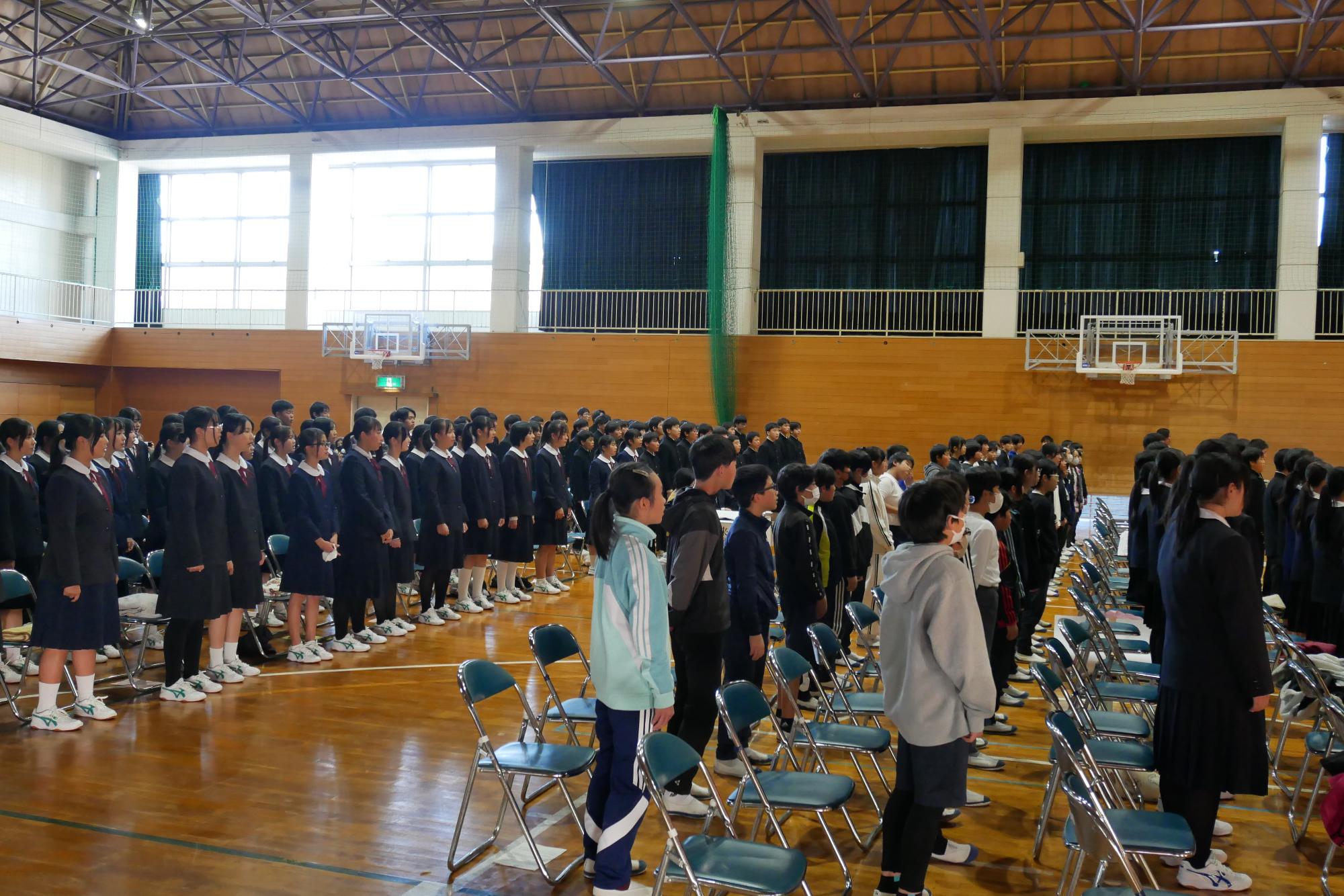 中学生と合同で合唱する小学生