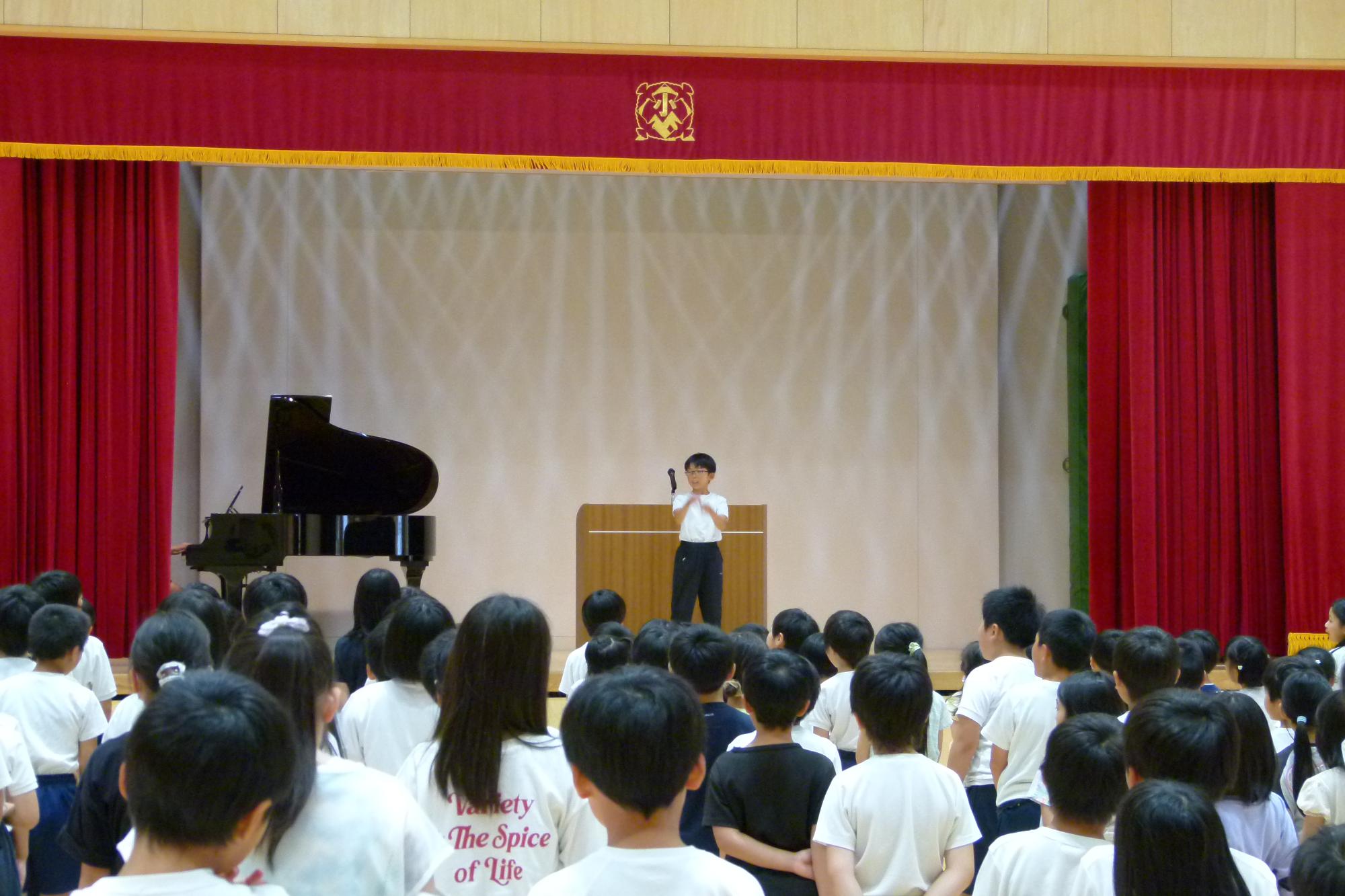 歌を歌う子どもたち