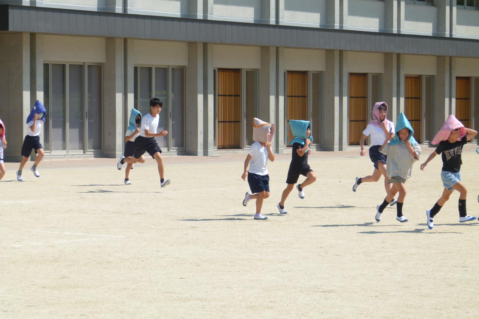 避難する子ども