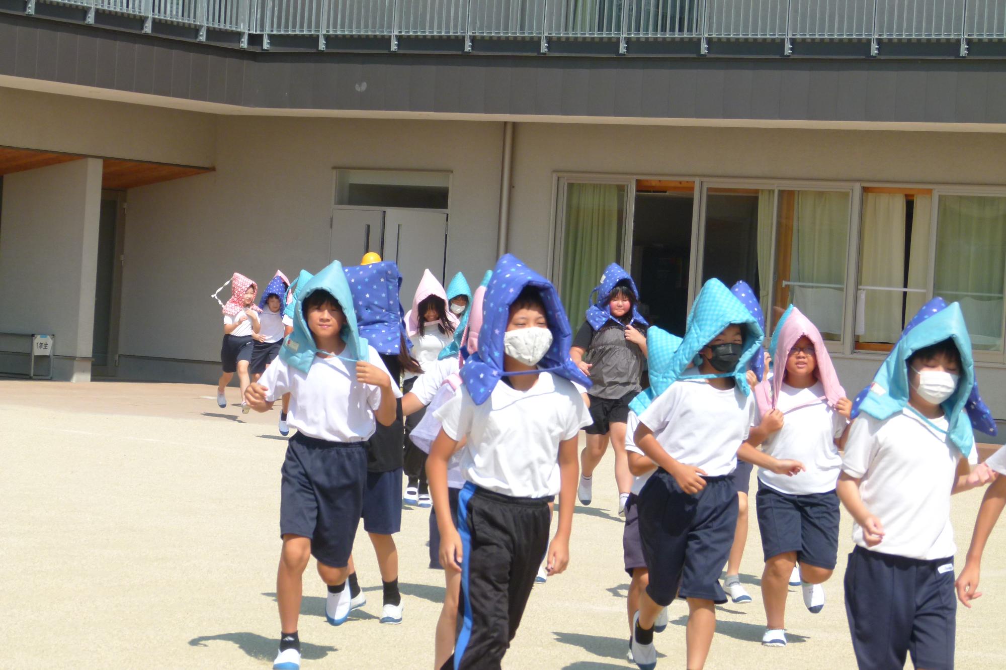 命を守る訓練をする子どもたち