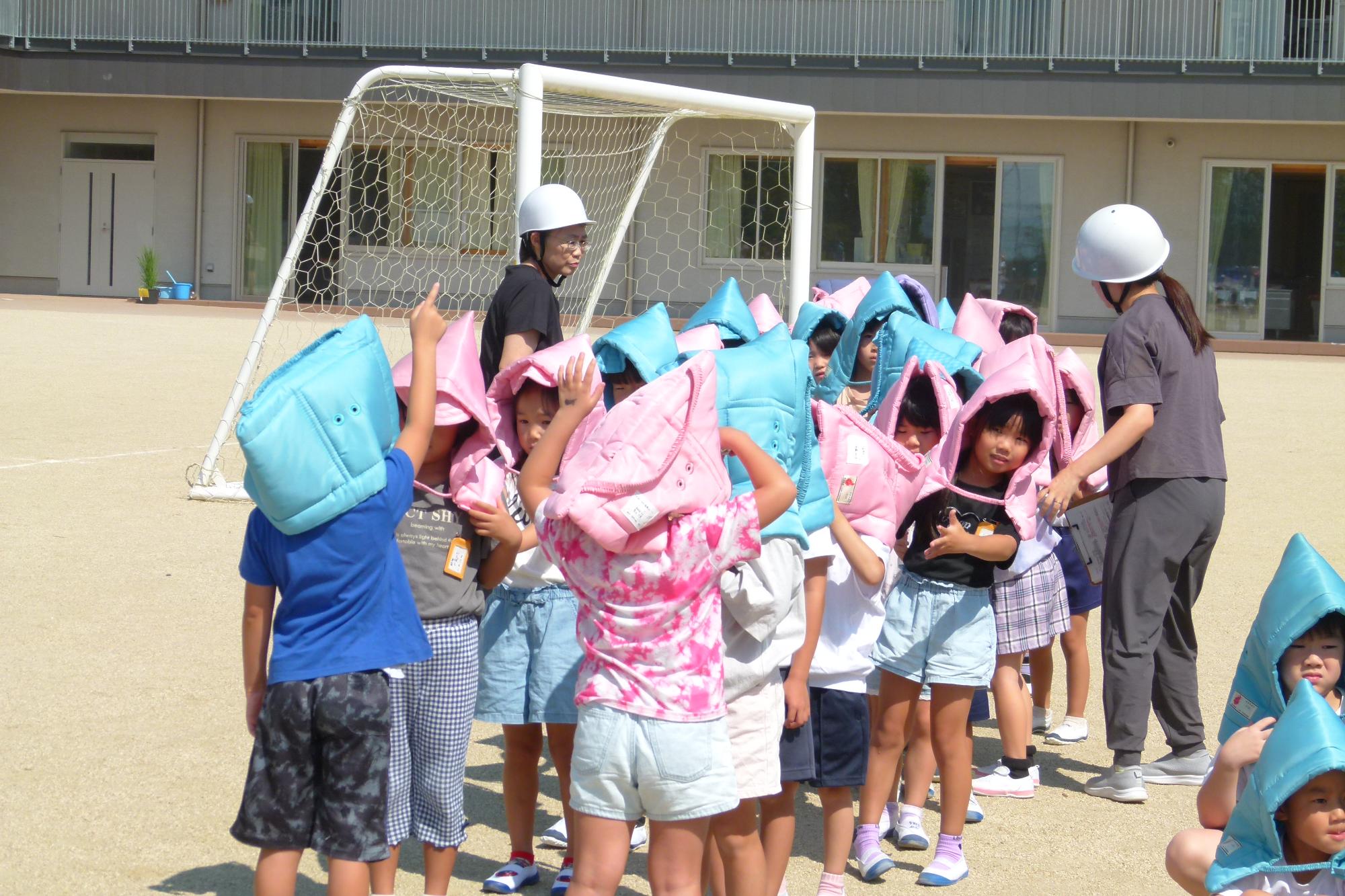 命を守る訓練をする子どもたち
