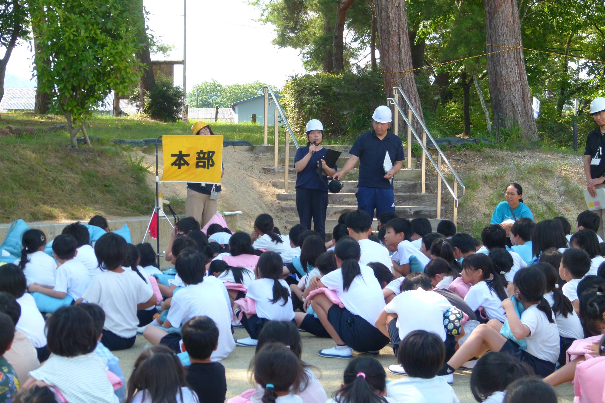 先生の話を聞く児童