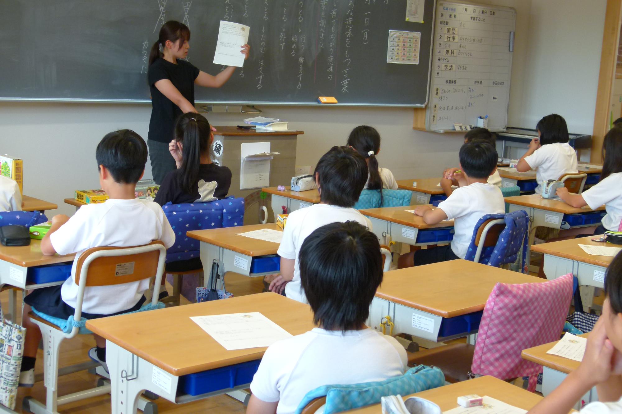 プリント学習する子ども
