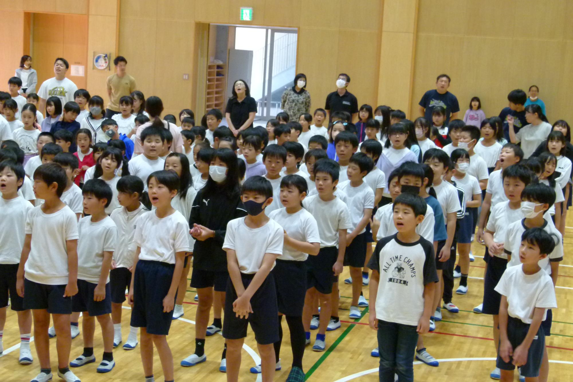 歌を歌う子どもたち