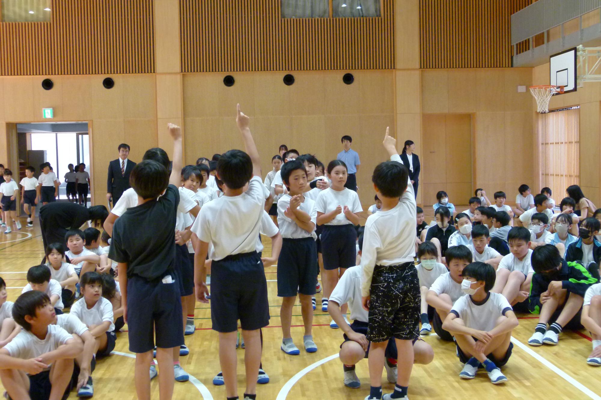 整列をする子どもたち