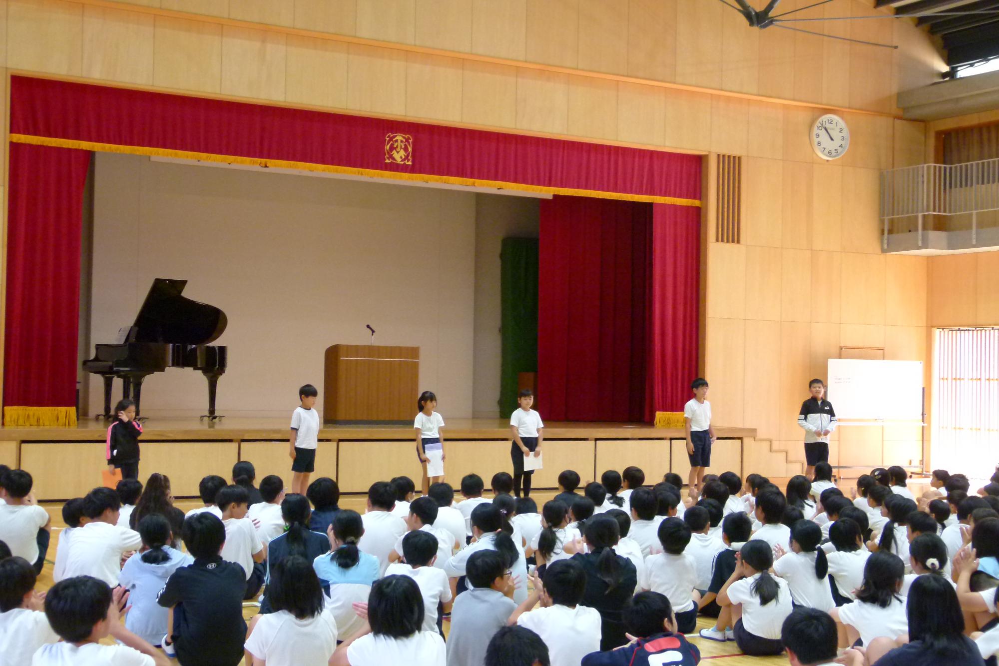 がんばったことを発表する子ども