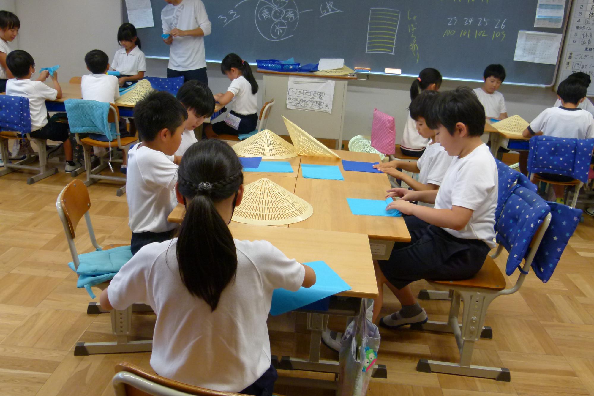 花笠をつくる子どもたち