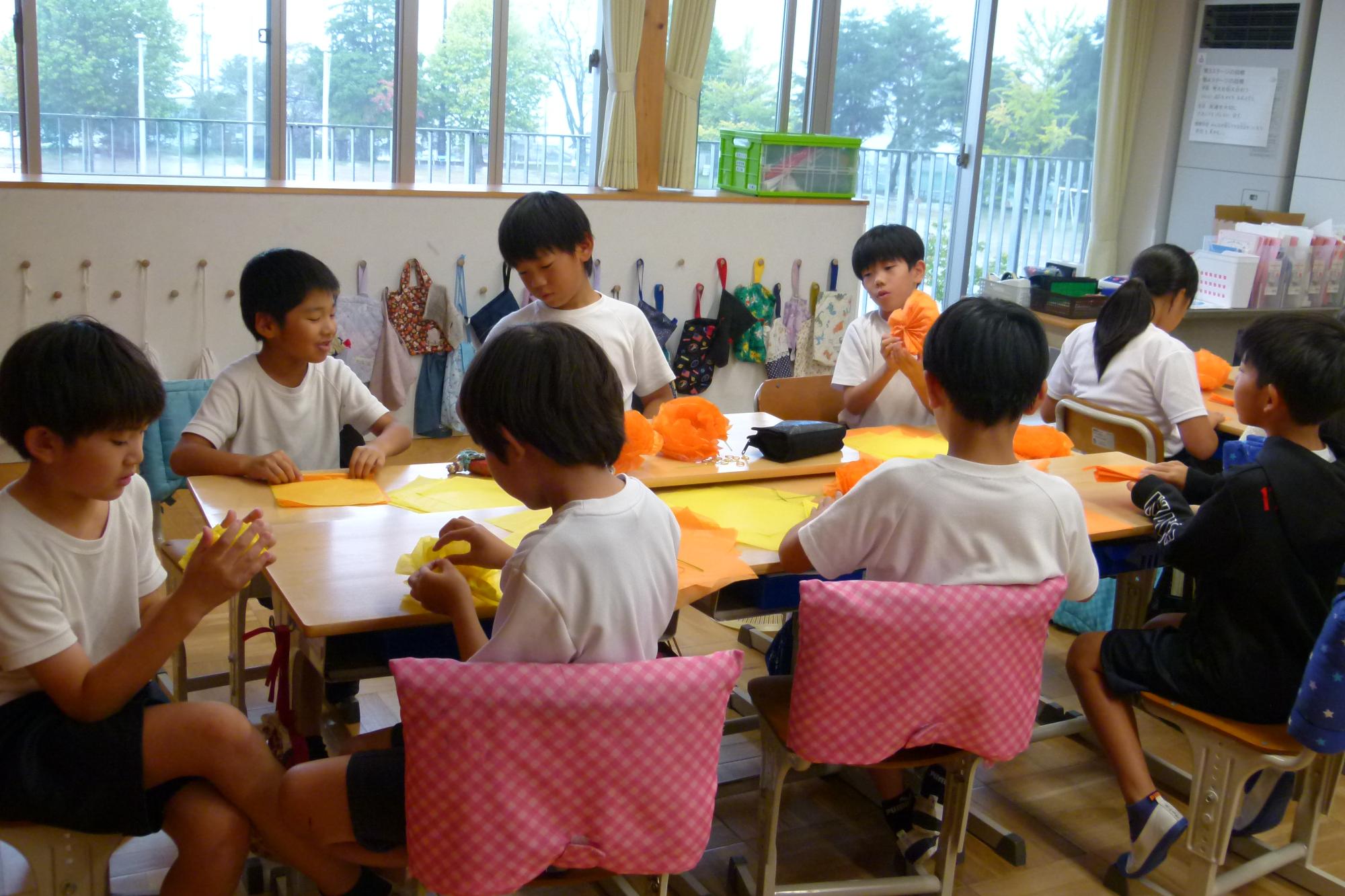 花笠をつくる子どもたち