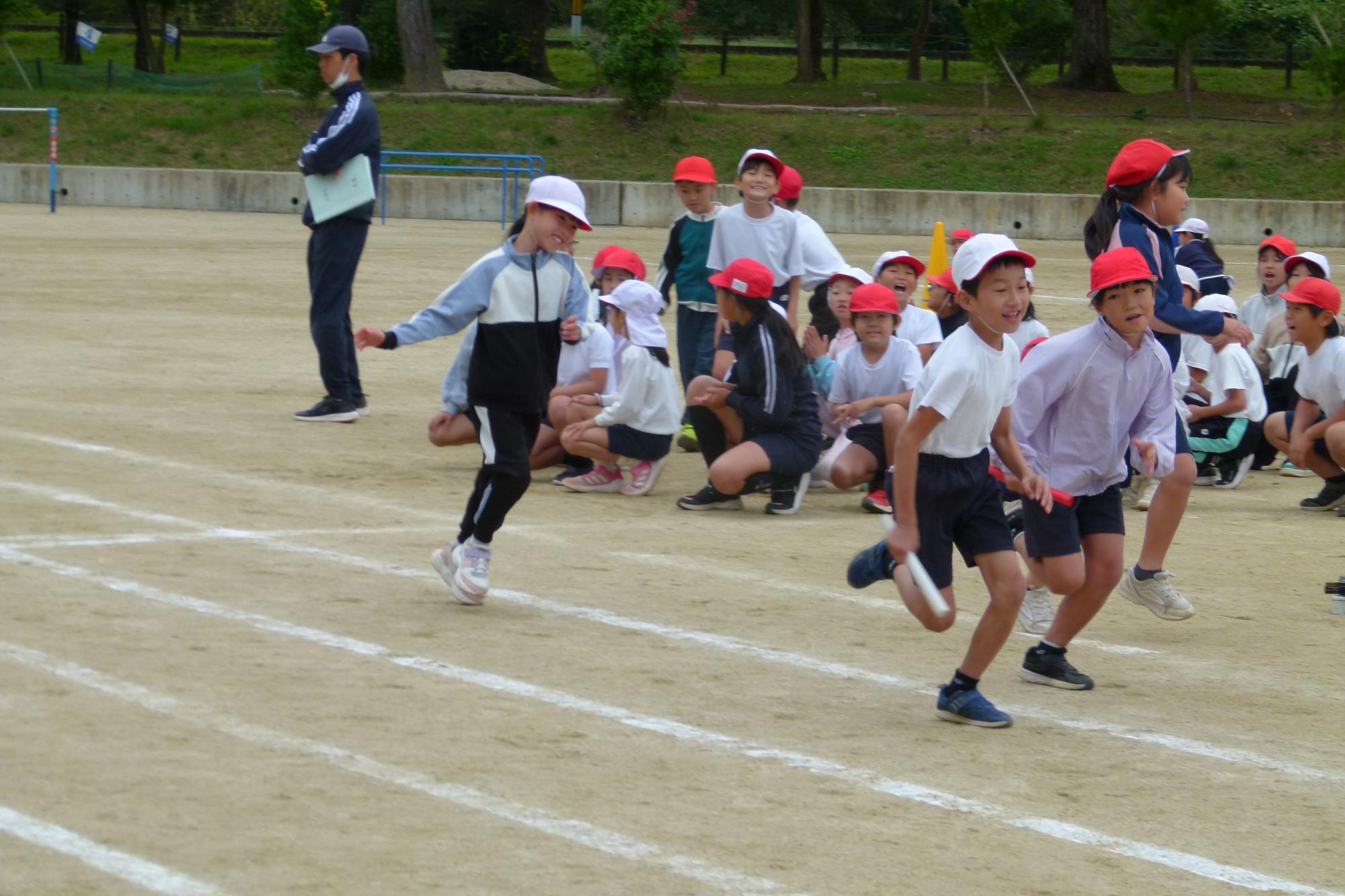 リレーをする子どもたち