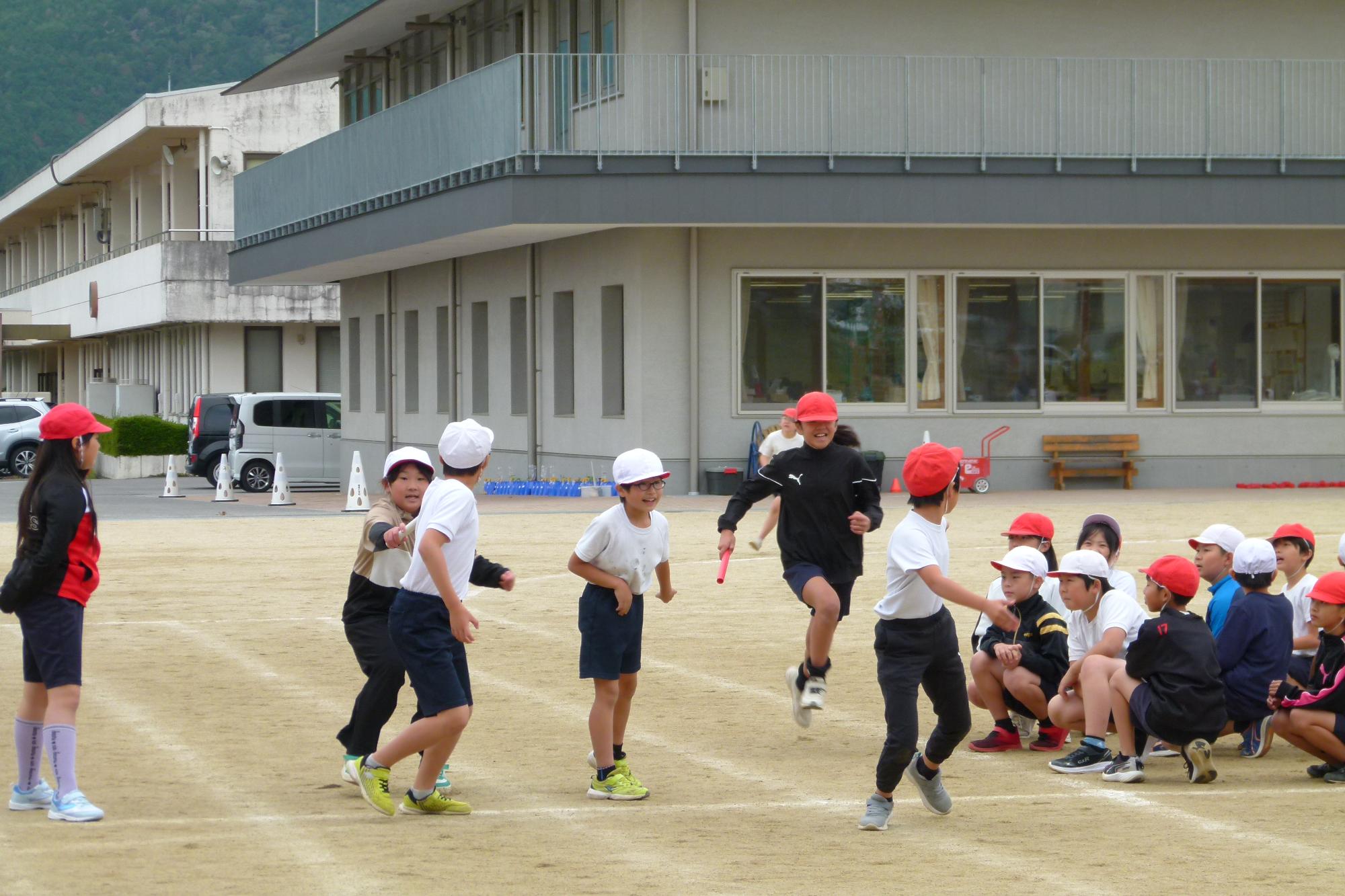リレーをする子どもたち
