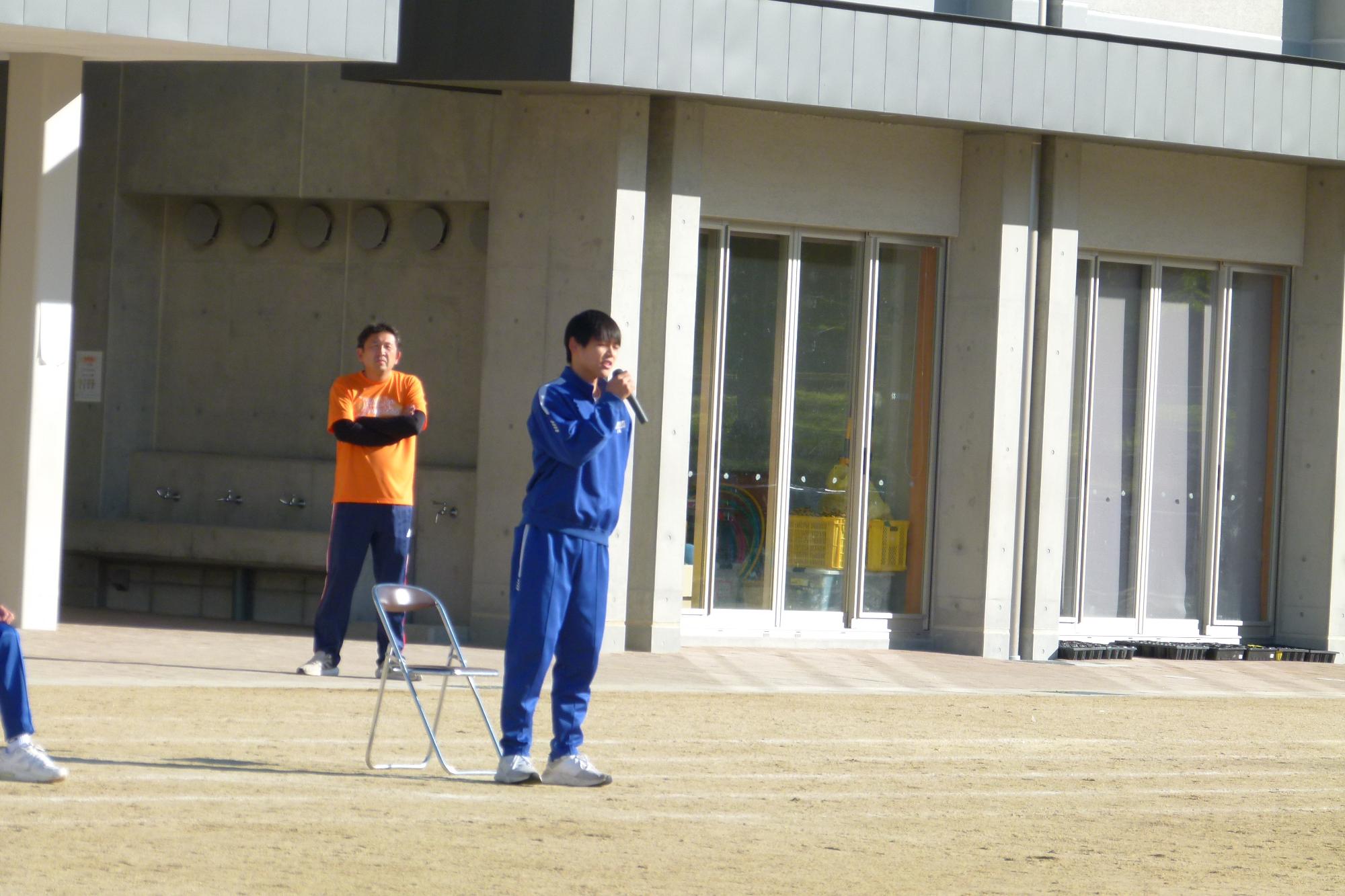 アドバイスする中学生