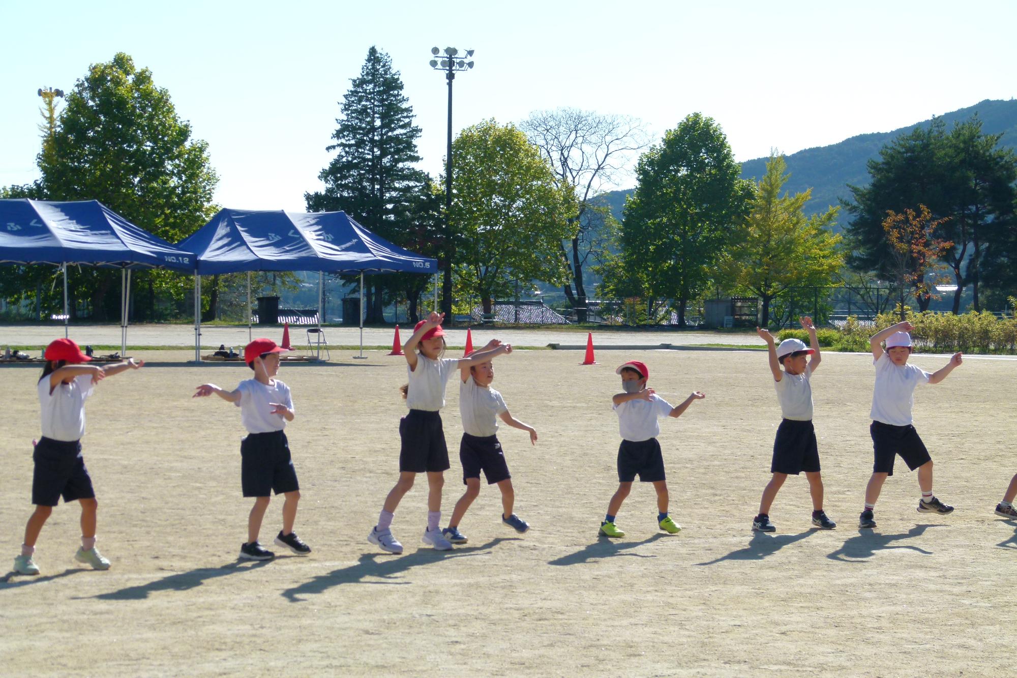 ダンスの練習をする子ども