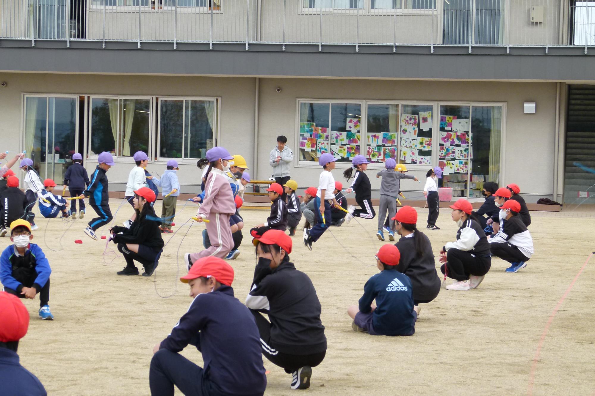 なわとびをする子