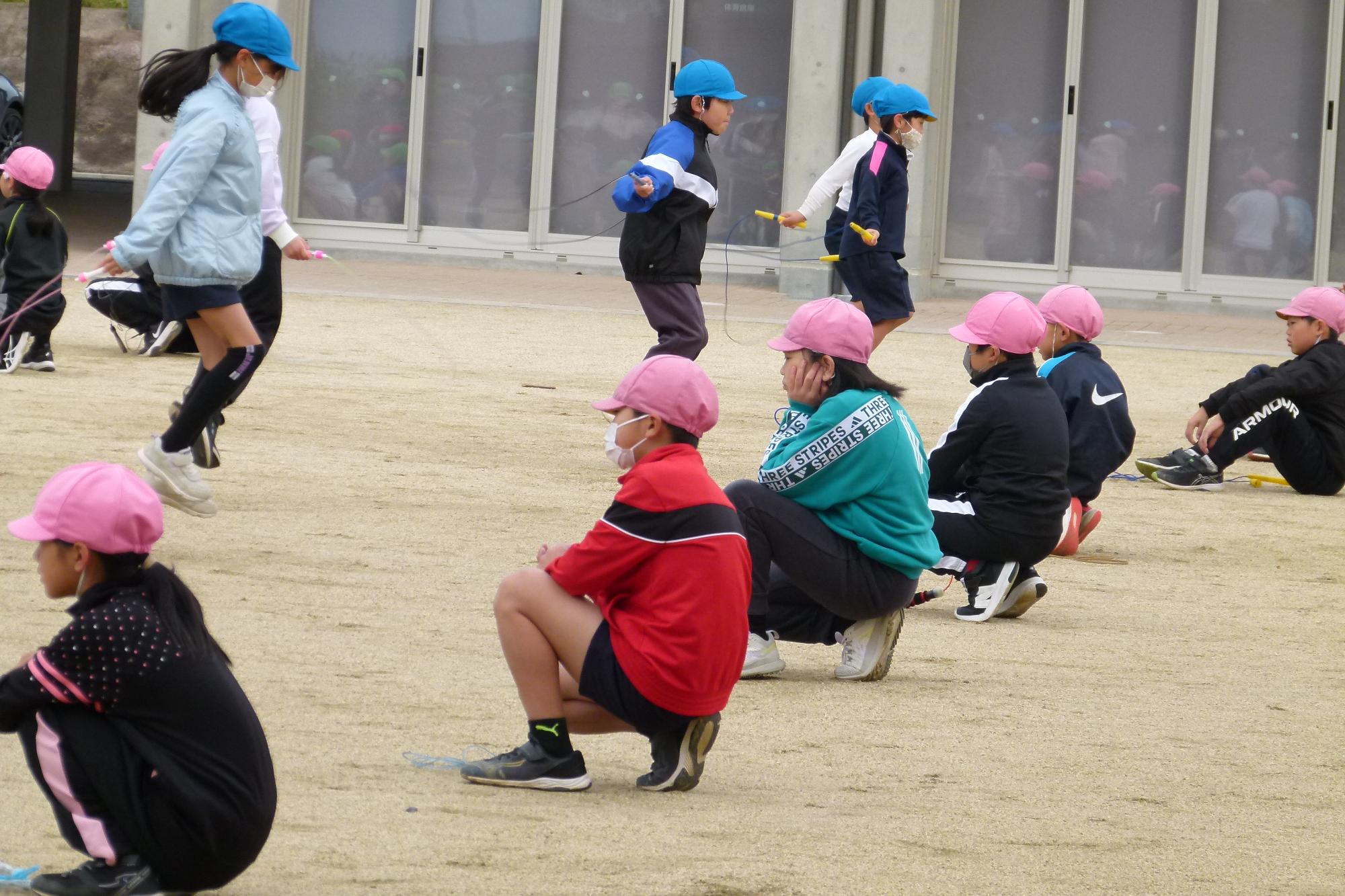 なわとびをする子