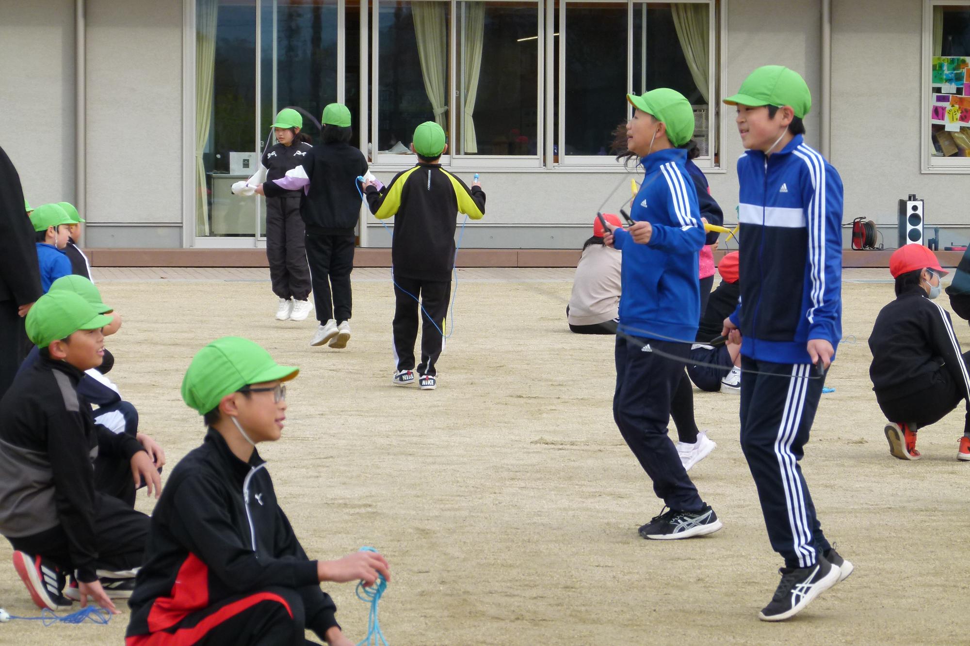 なわとびをする子