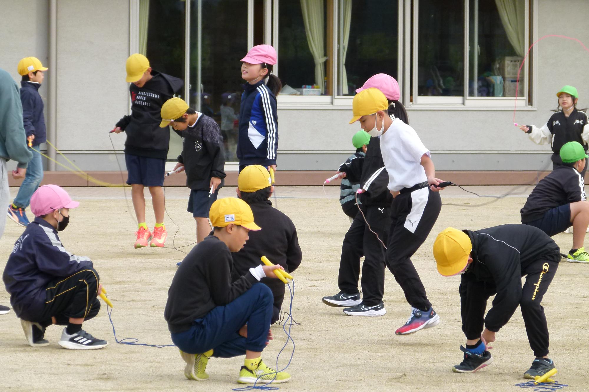 なわとびをする子