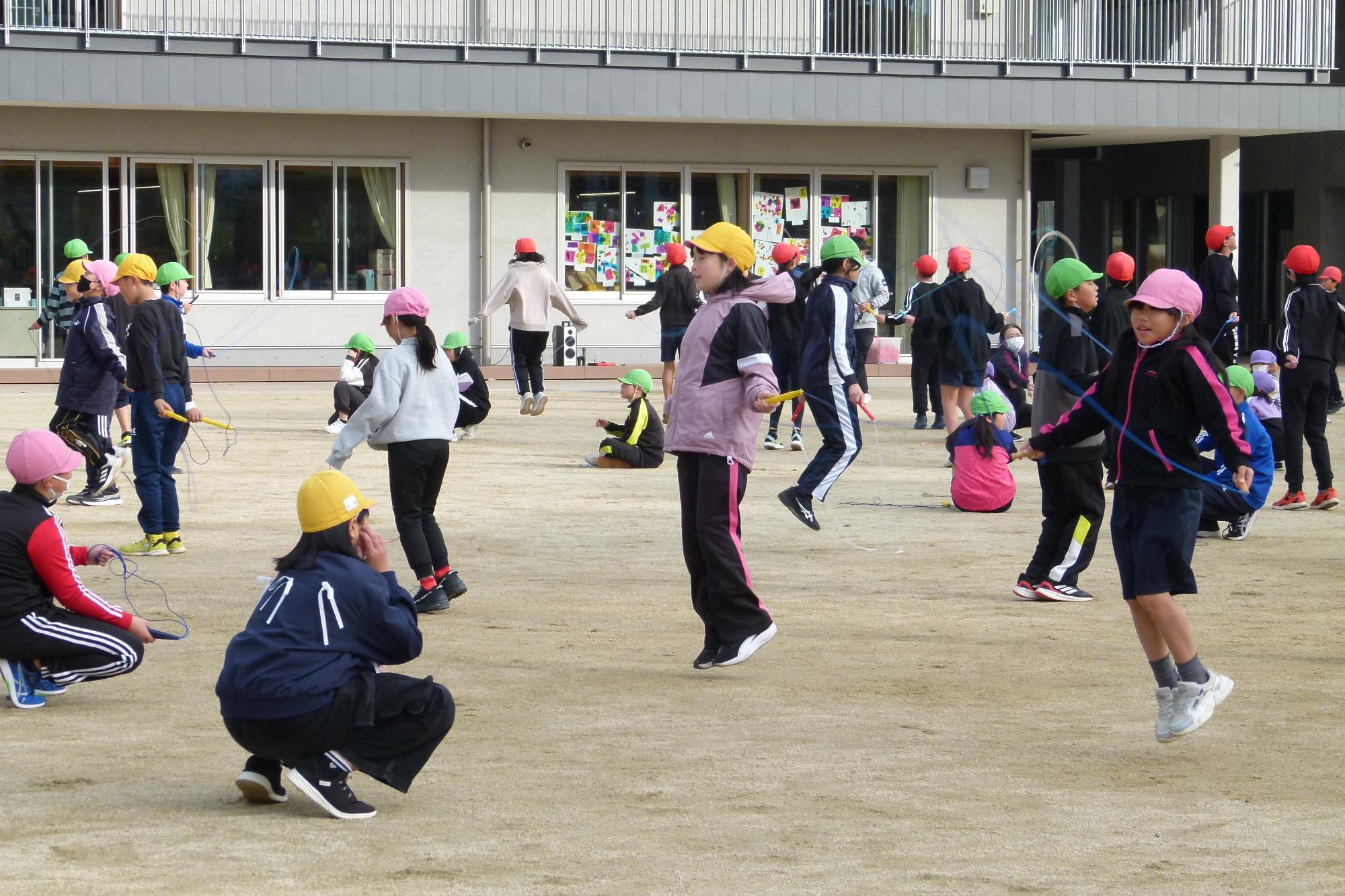 なわとびをする子