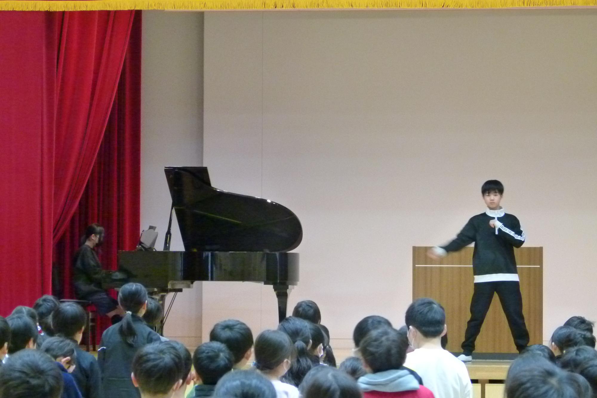 校歌を歌う子ども