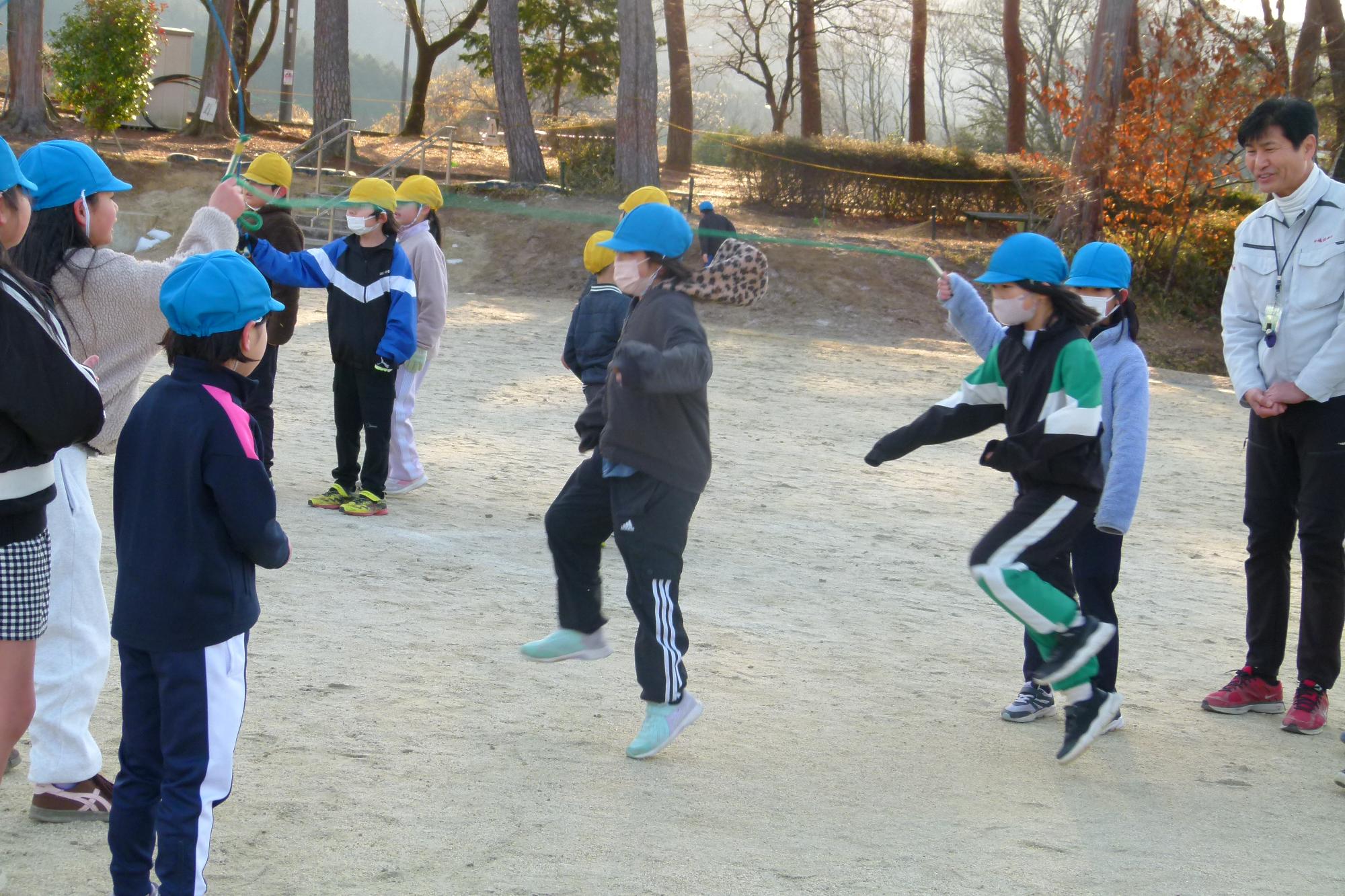 大繩t日をする3年生