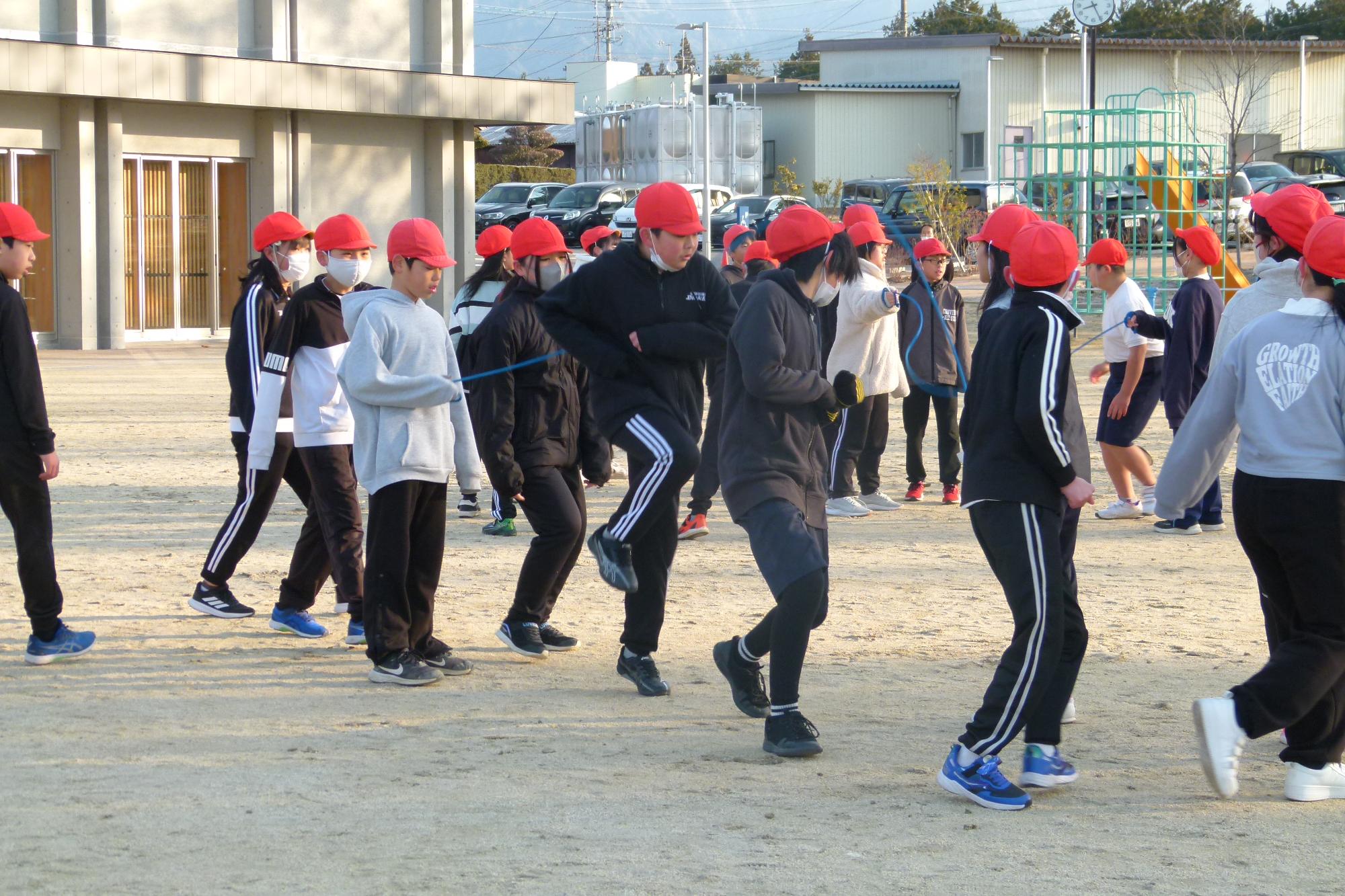 大縄跳びをする6年生
