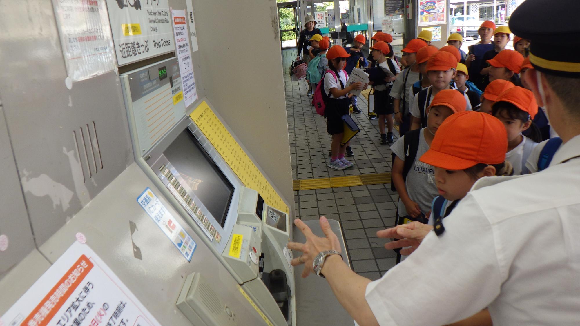 切符を買う子ども