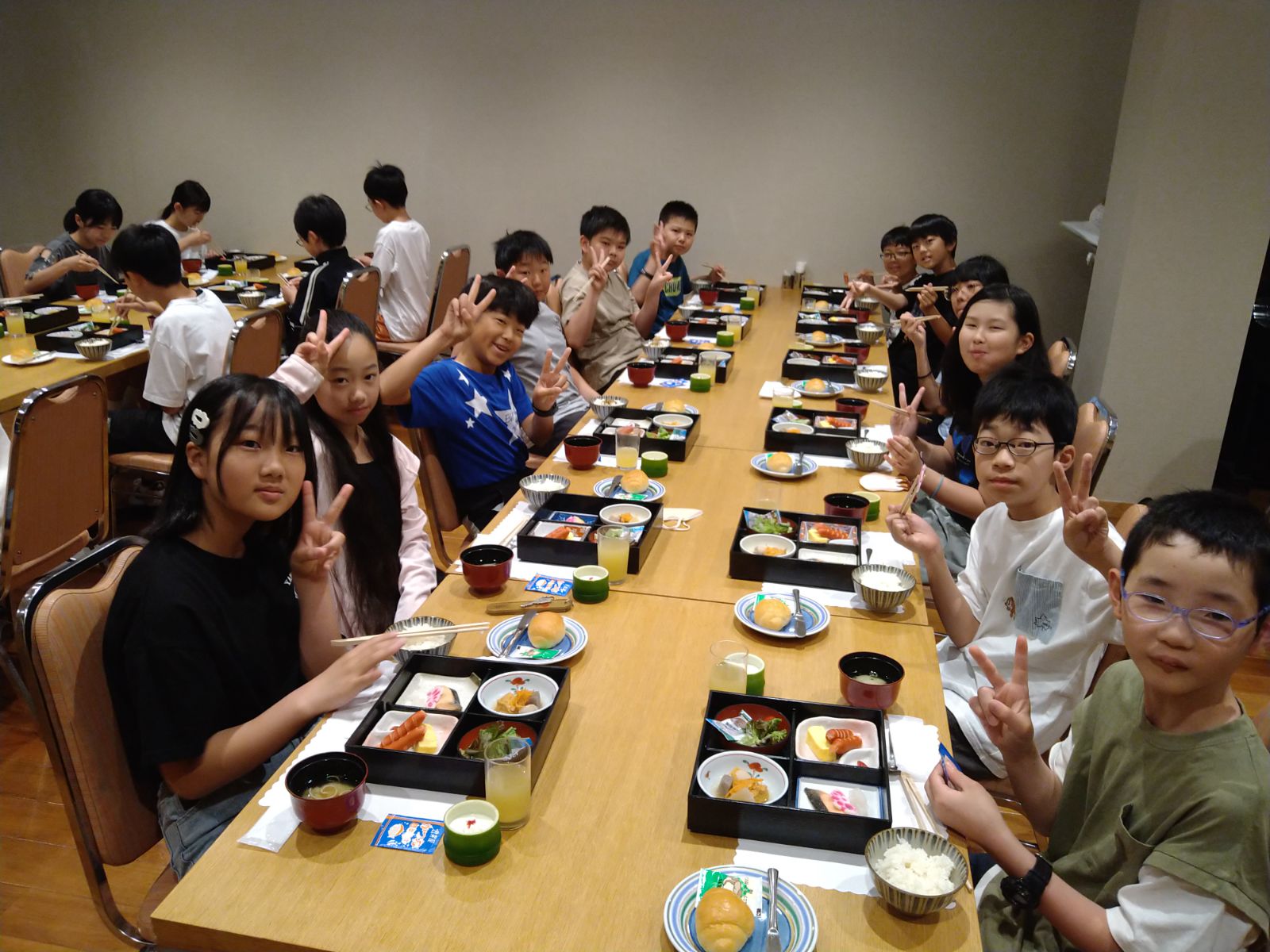 朝食中の児童