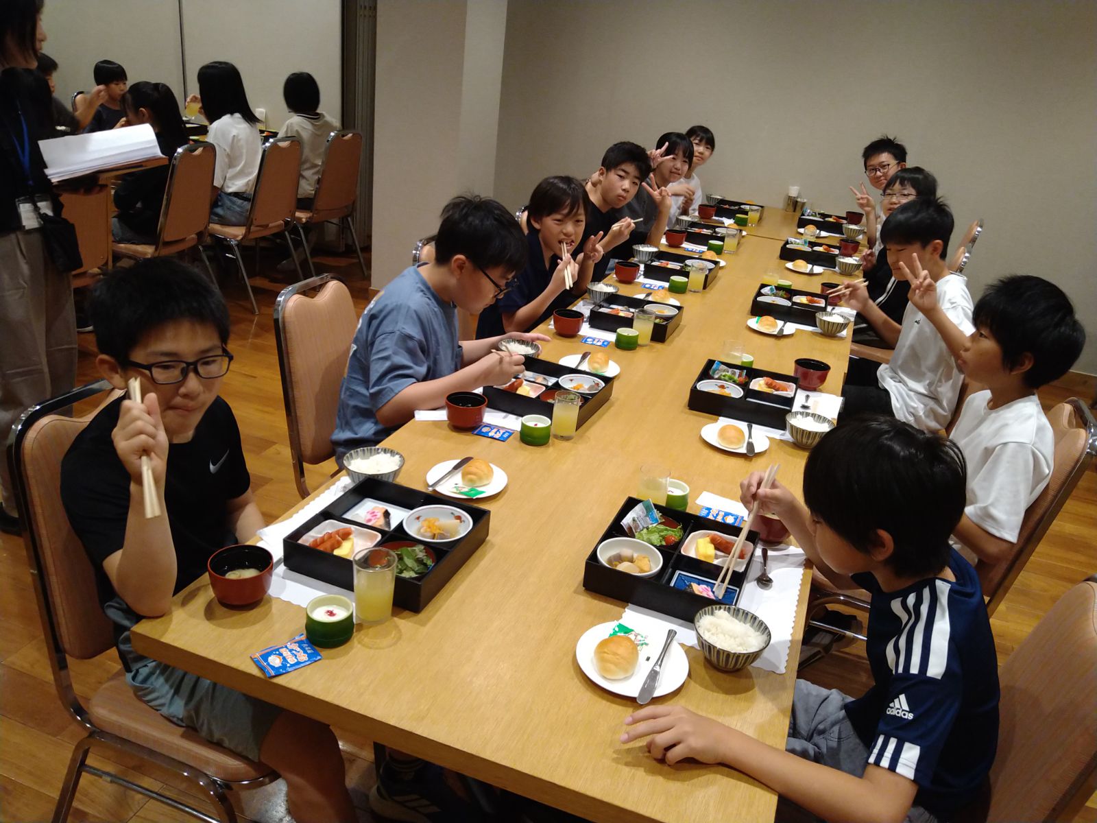朝食中の児童