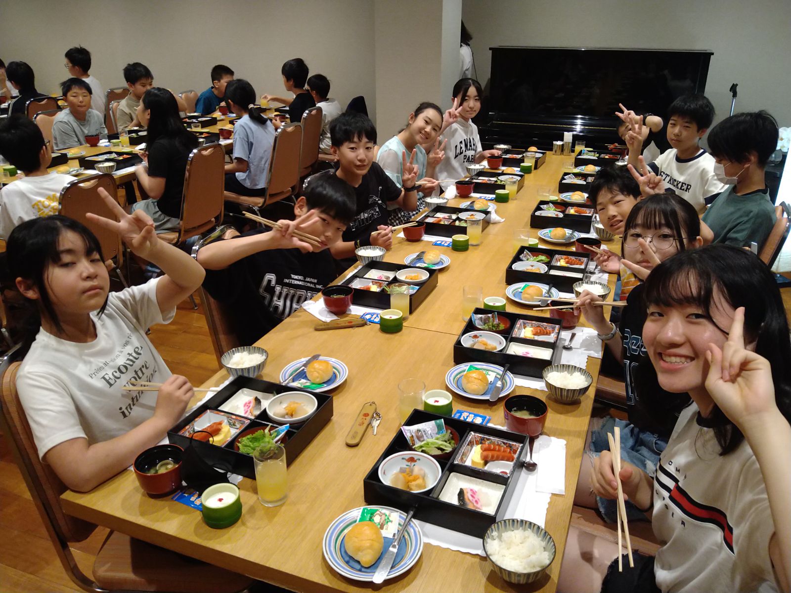朝食中の児童