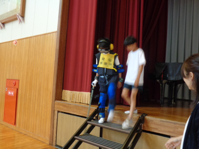 階段をおりる ゆっくりと