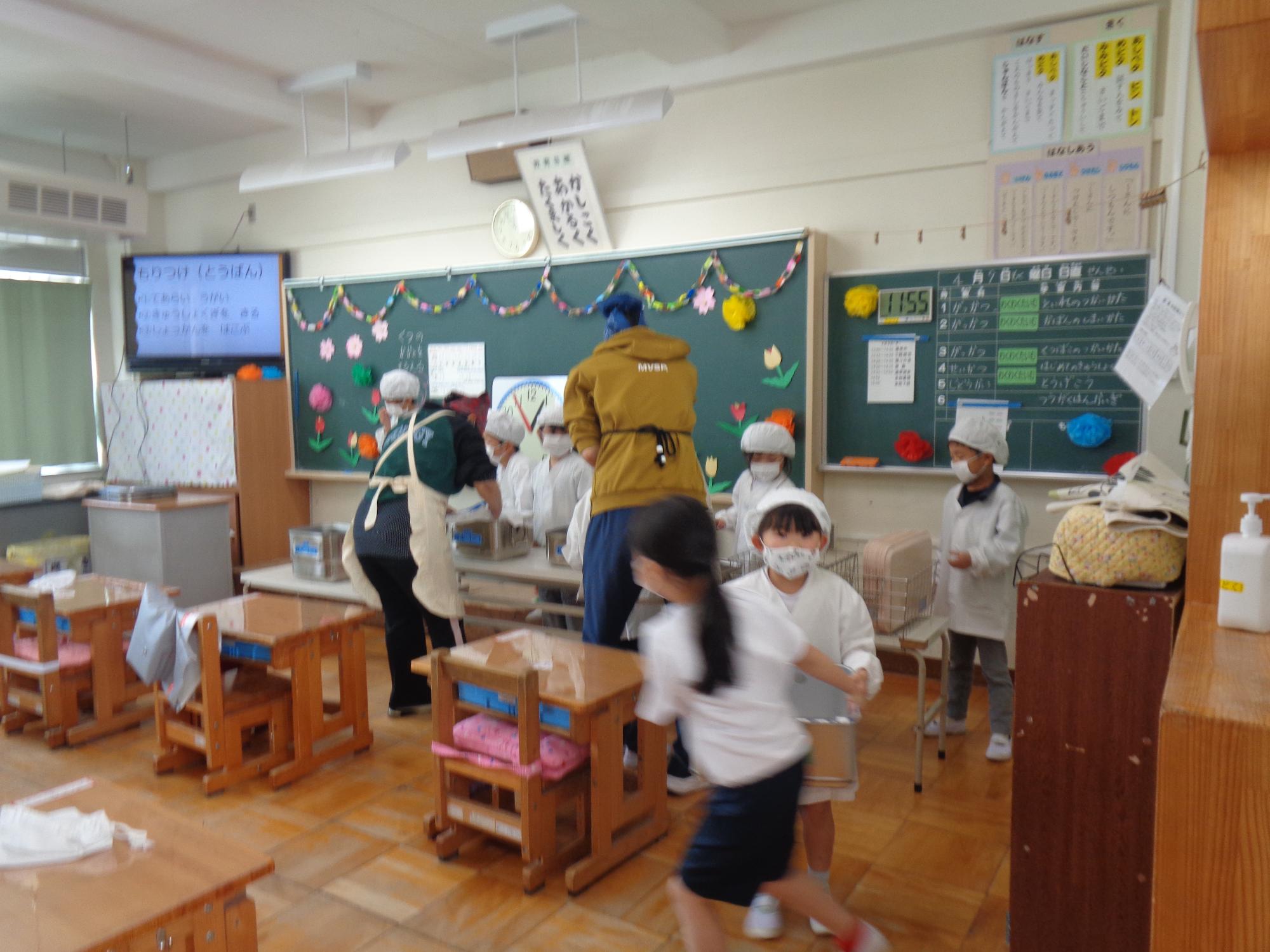 1年生給食を配膳