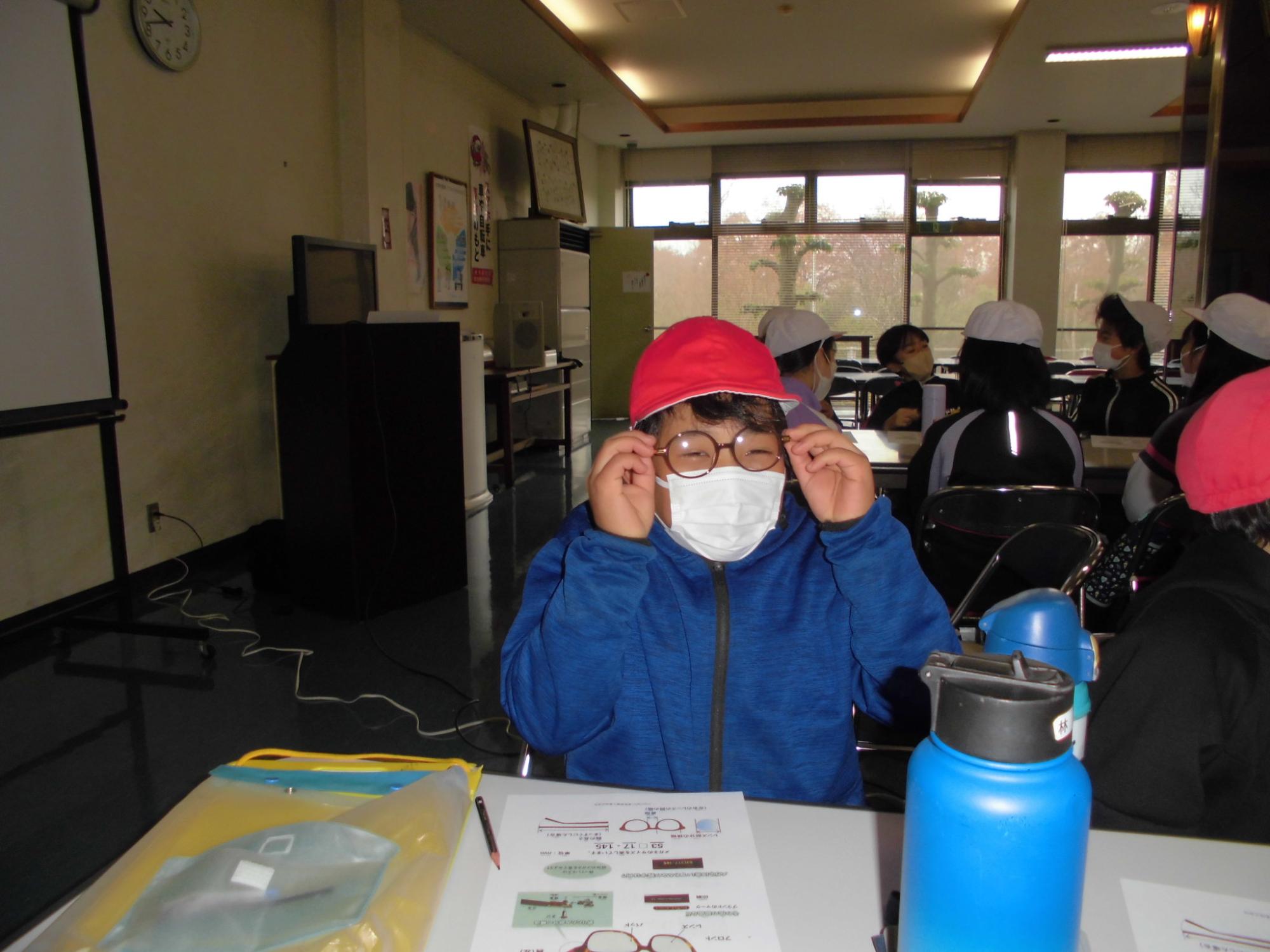 眼鏡かけてみる2