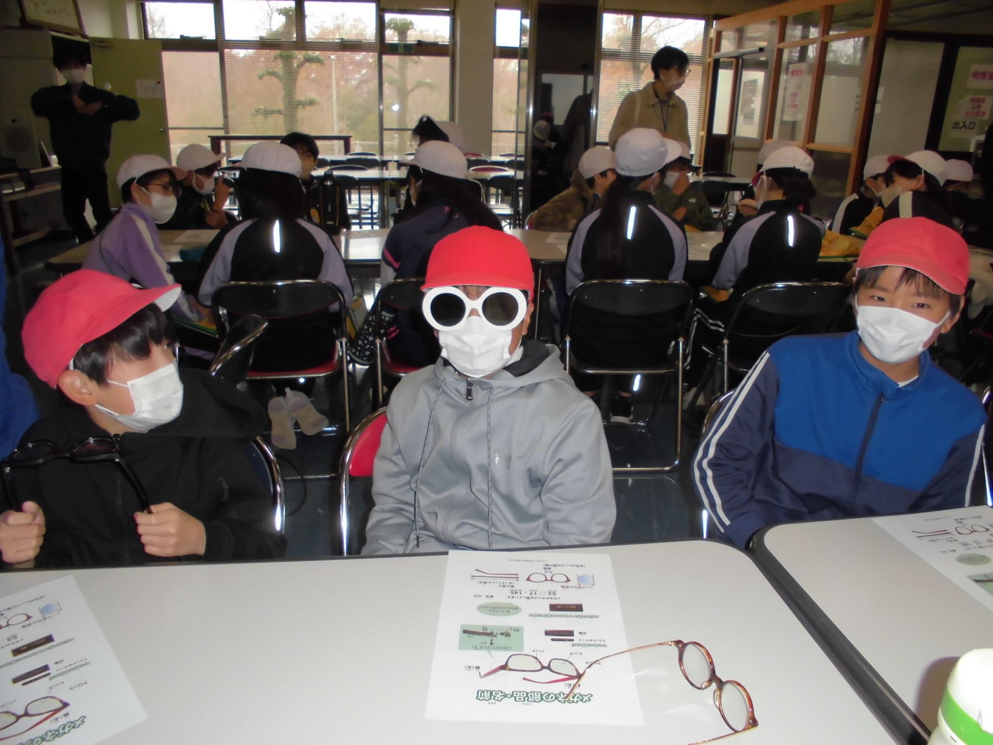 眼鏡をかけてみる3