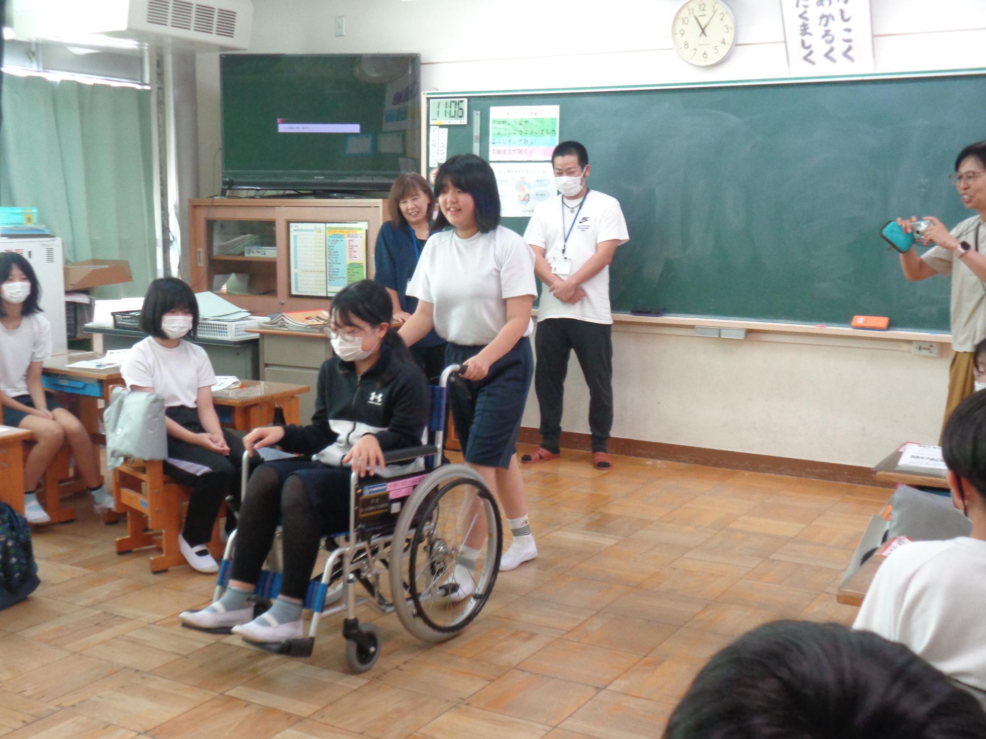 高齢者の方の介助を学びます