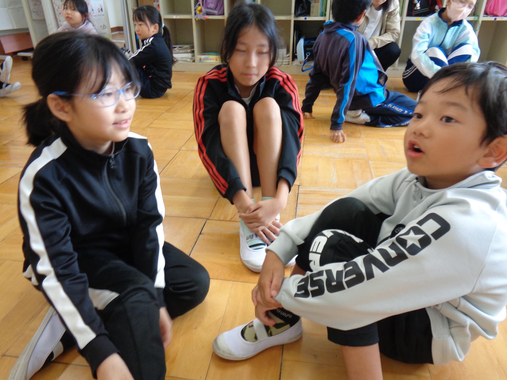 うなずきながら聞きます