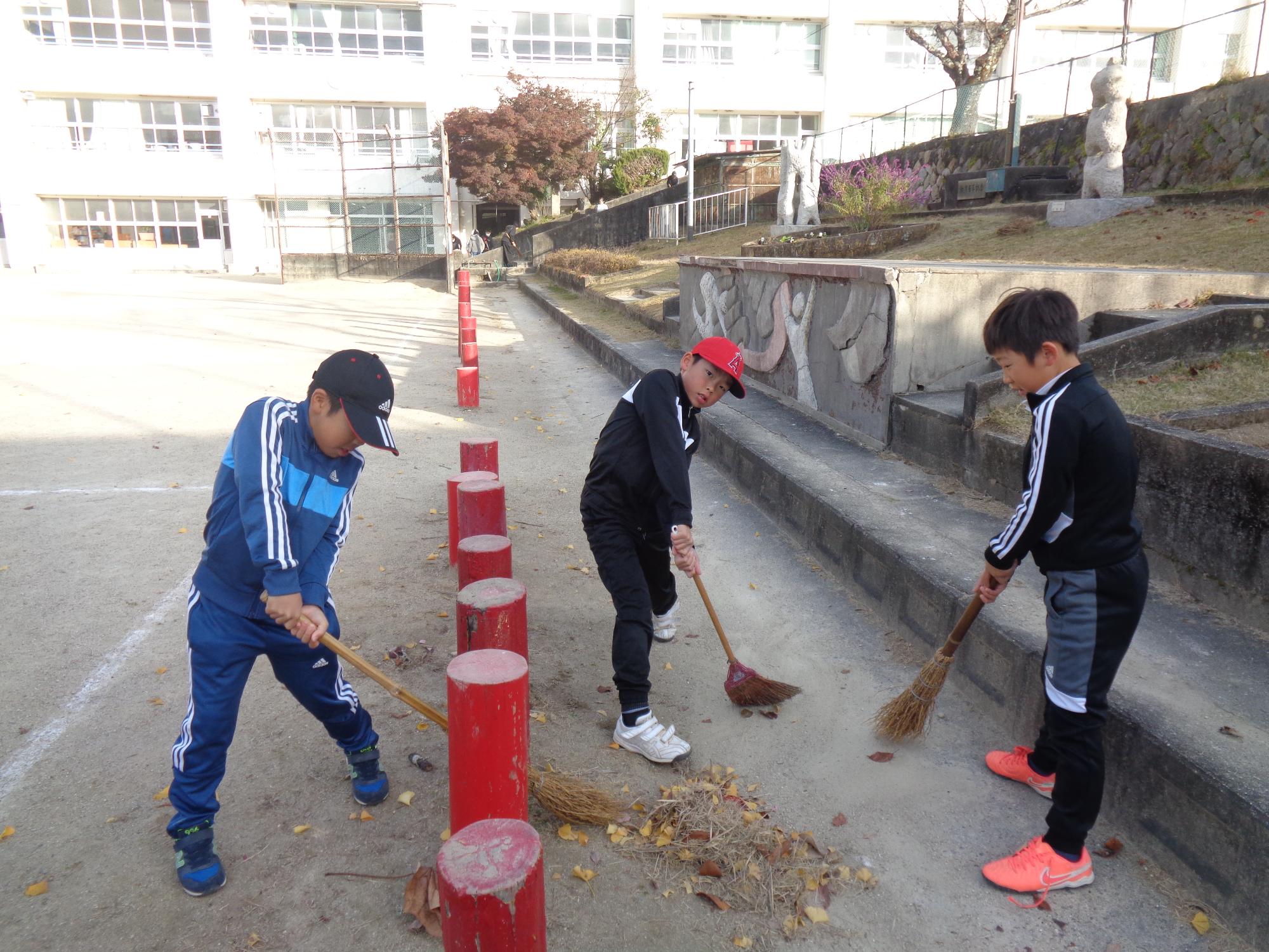 仲間と声をかけて掃除