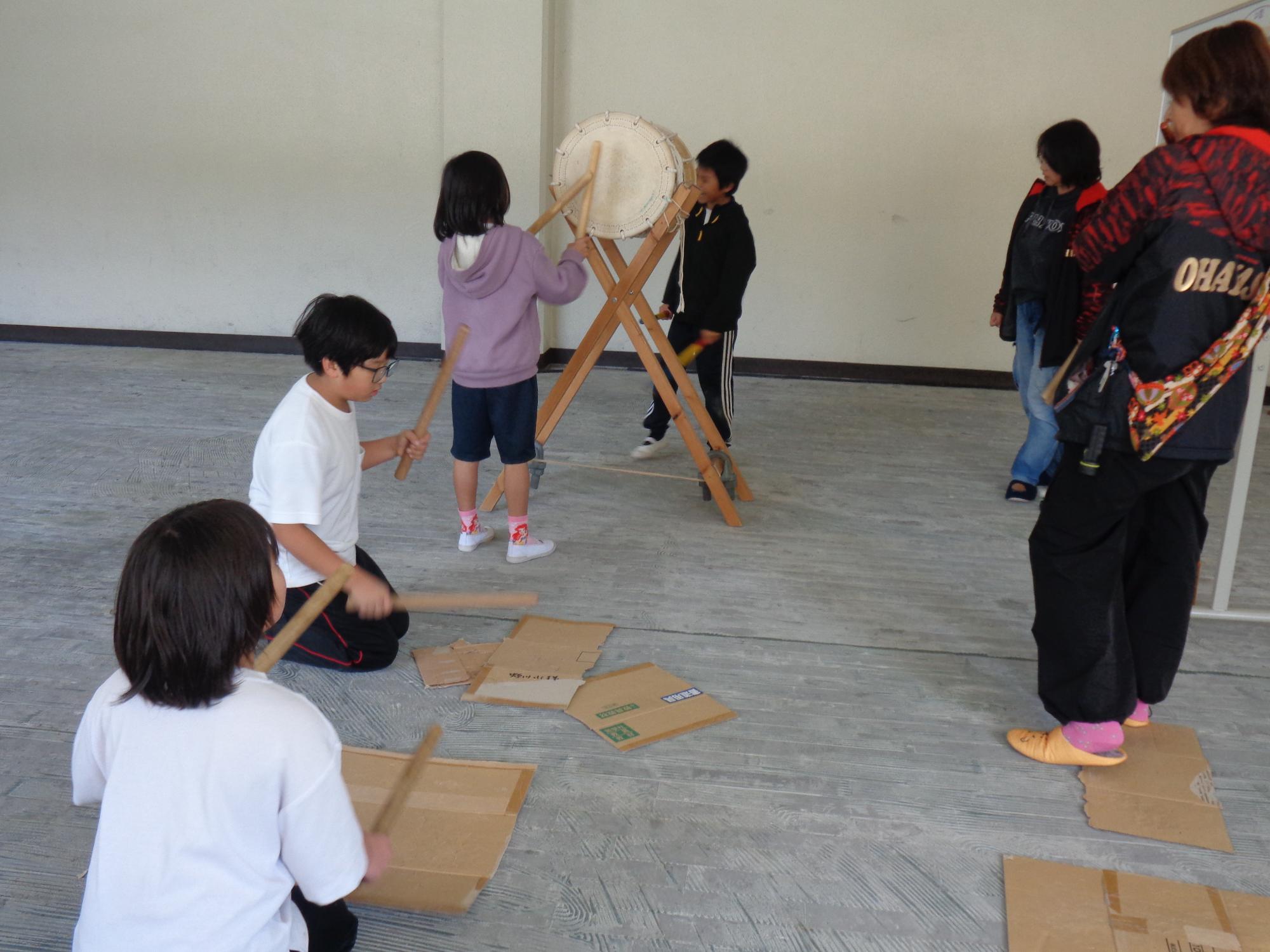 体でリズムを覚えます